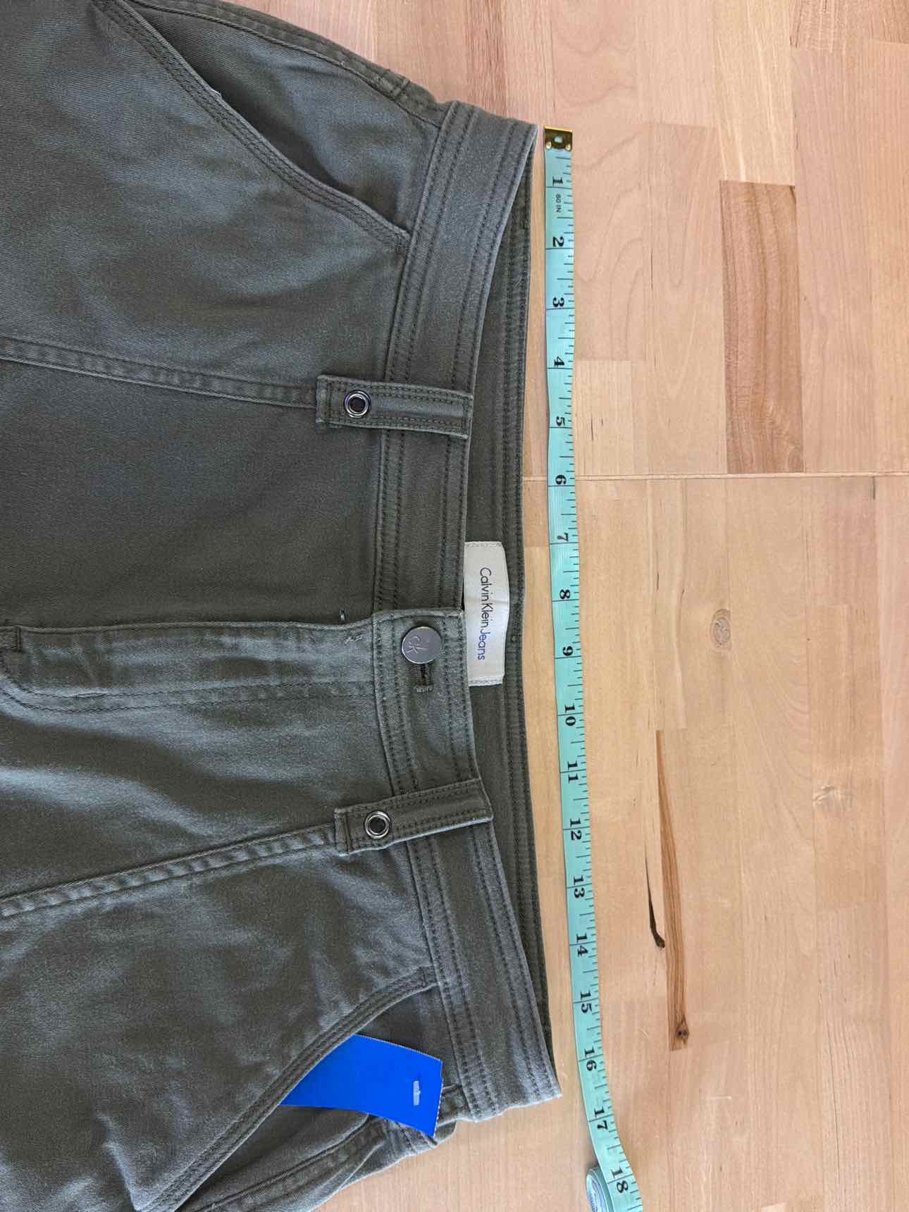 Calvin Klein Women Size 31 Green Preloved Shorts