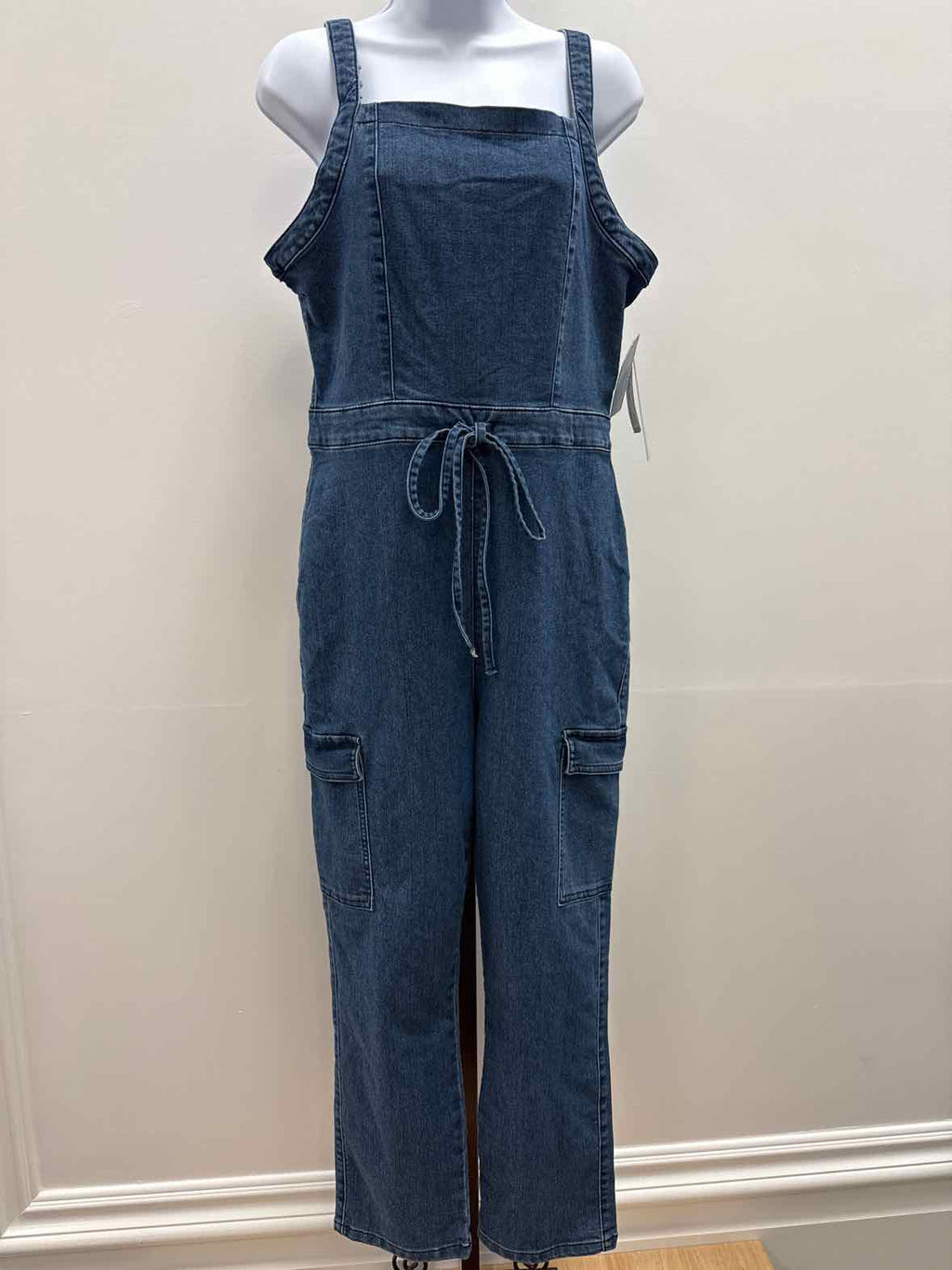 TINSELTOWN Size XL Juniors' Belted Denim Jumpsuit with Ruffle - Dark Wash