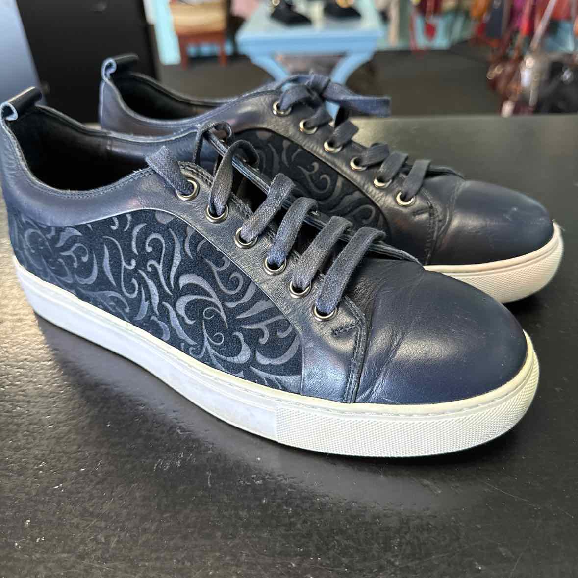 Robert Graham Size 8 Blue leather and Suede Swirl Sneakers