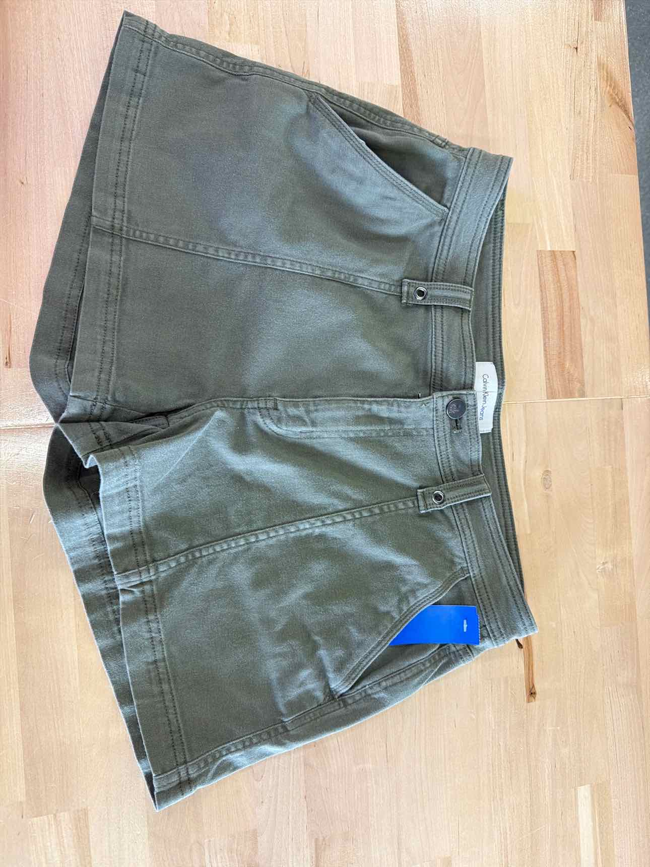 Calvin Klein Women Size 31 Green Preloved Shorts