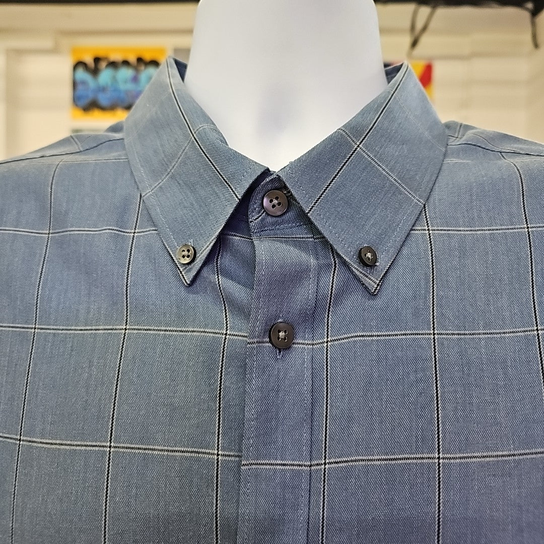 VanHeusen Size XL Blue Used MENS Button Down Shirt