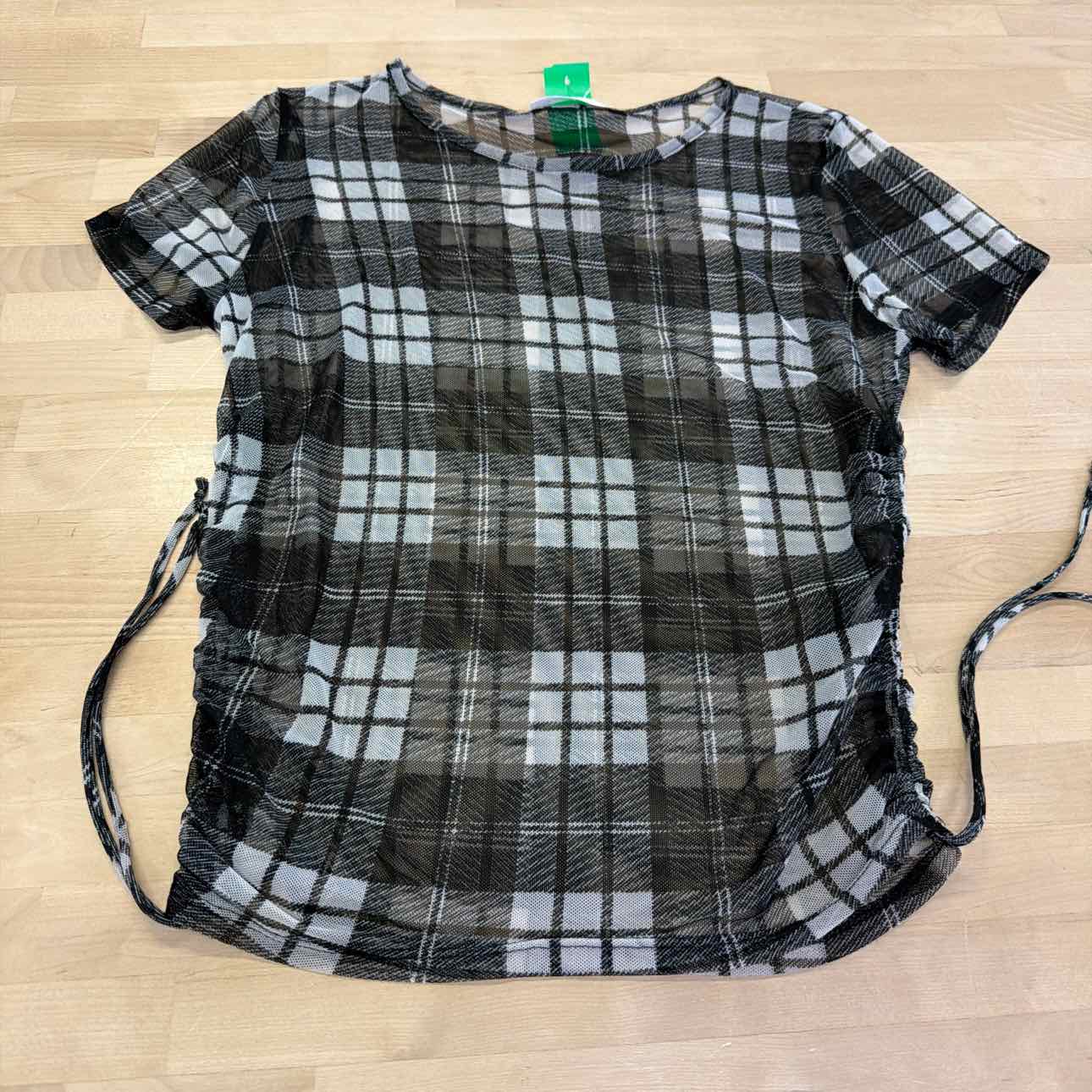 Rebellious Dreamer Size XL BLACK & WHITE Preloved Shirt