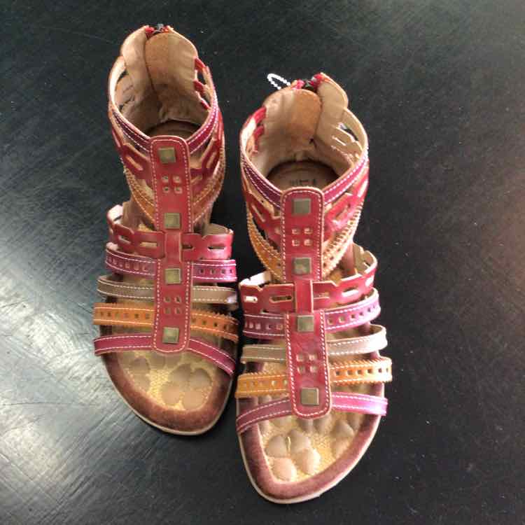 L'Artiste Size 6.5 Red & Beige Sandals