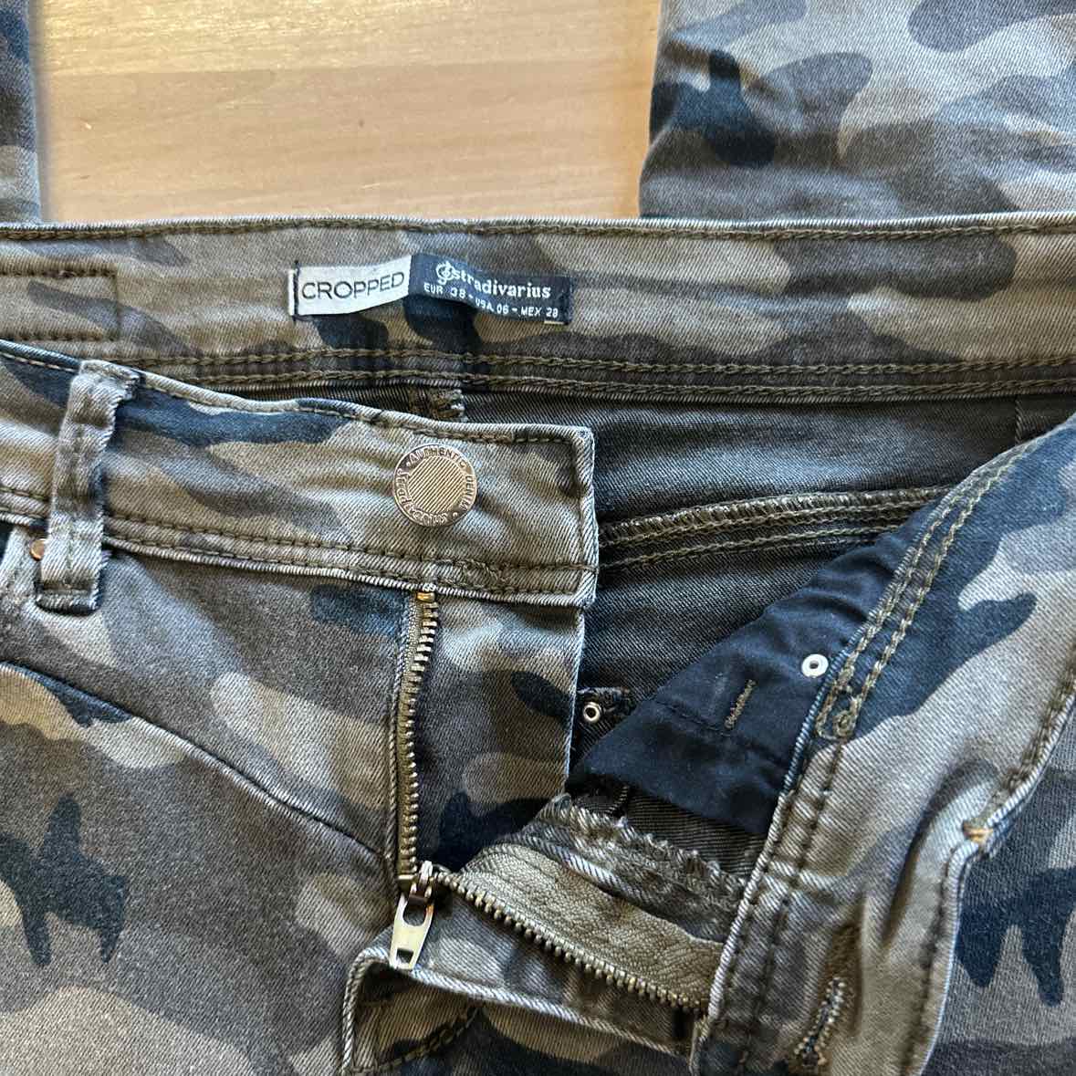 Stradivarius Size 6 Camo Pants