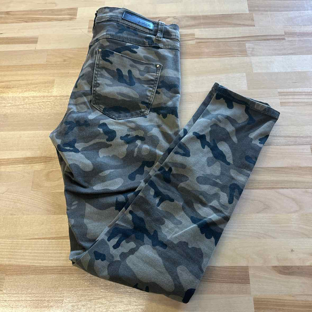 Stradivarius Size 6 Camo Pants