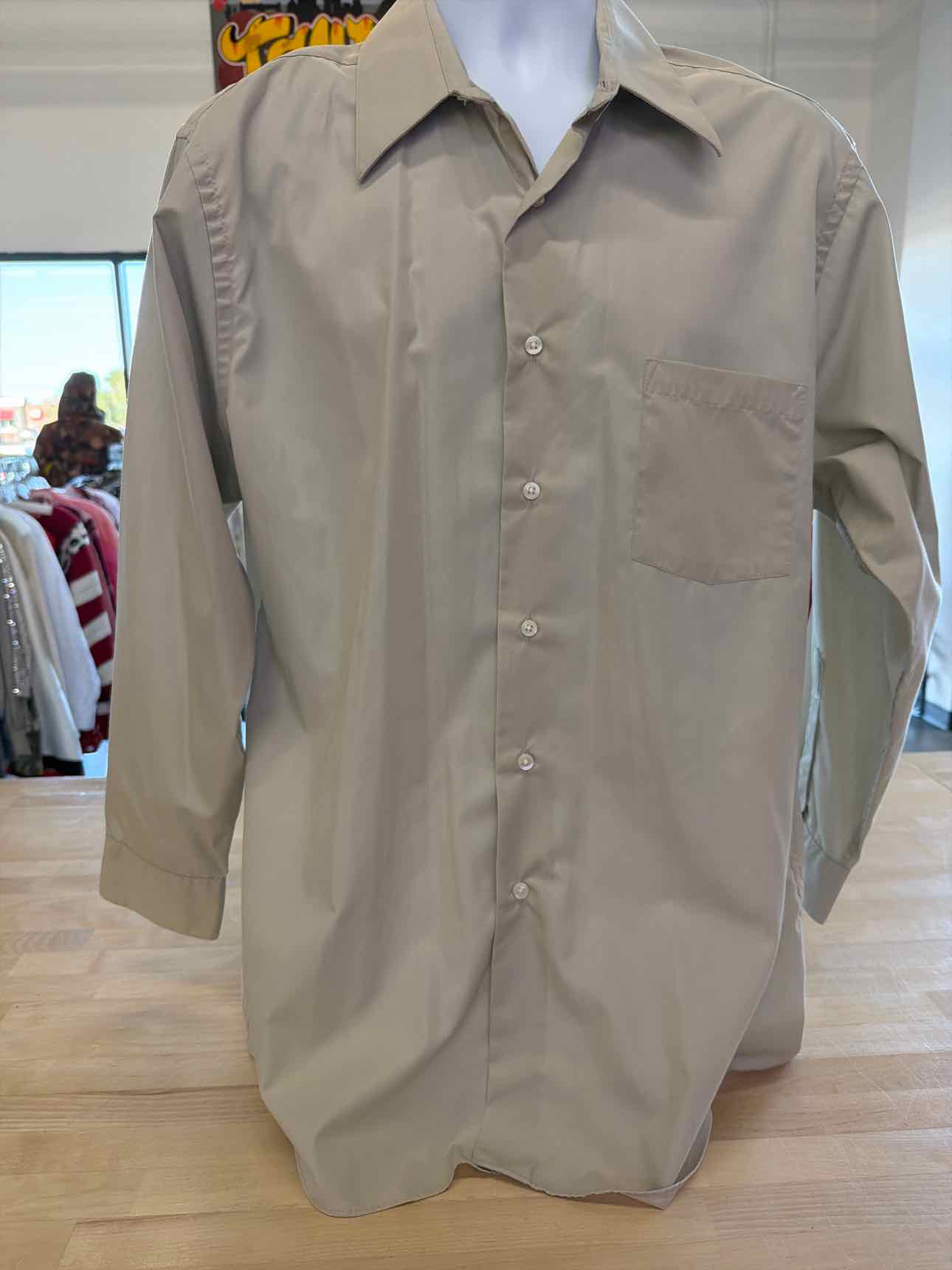 Van Heusen Size XL Tan MENS Button Down Shirt