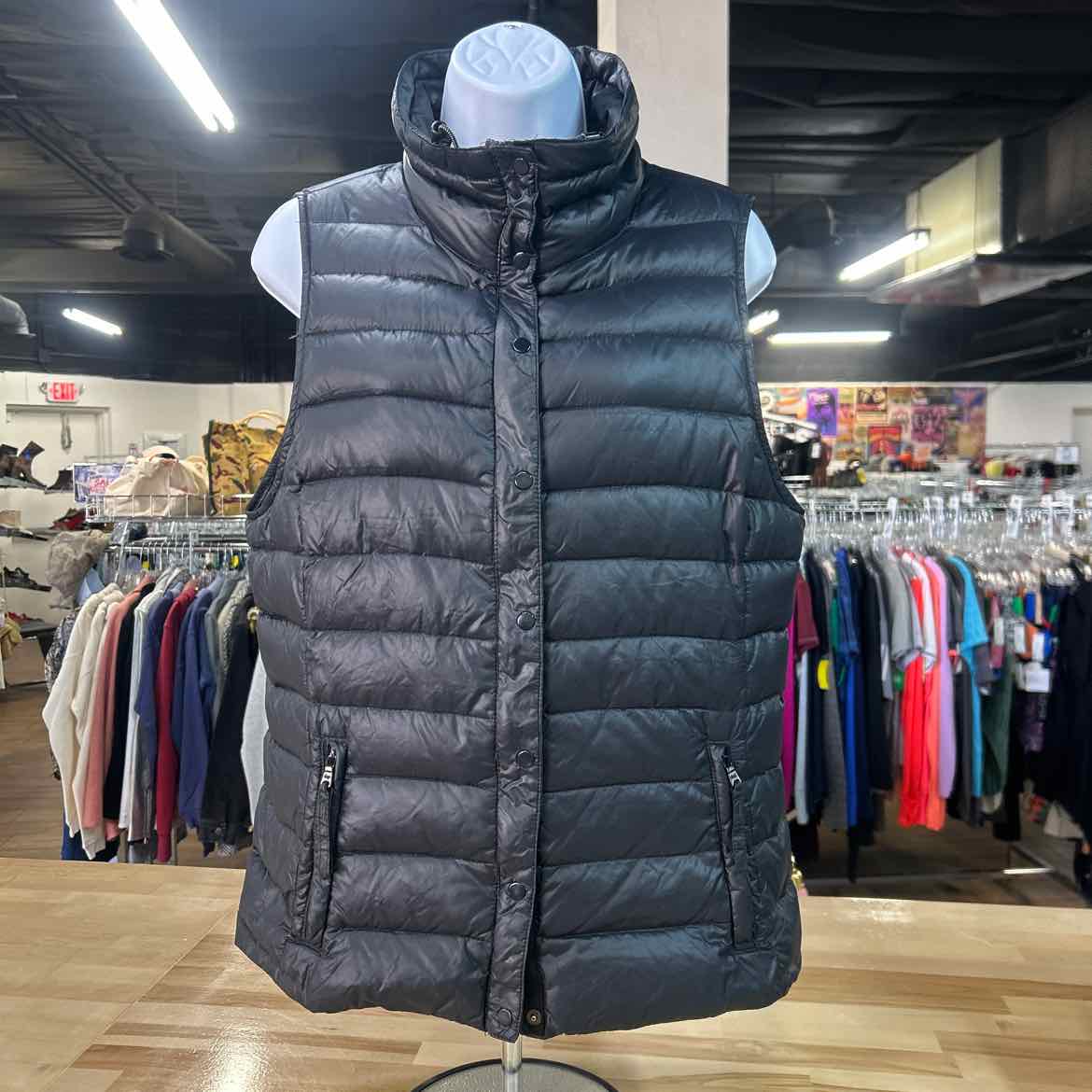 Gap Size M Black Preloved Vest