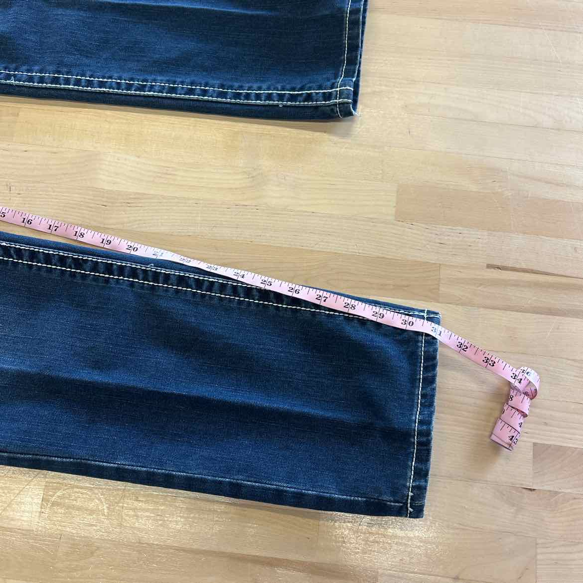 True Religion Size 32 dark blue MENS Jeans