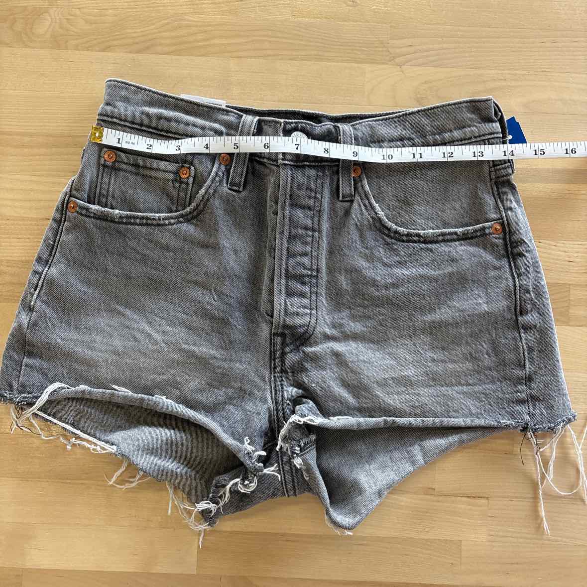 Levi's Size 26 Gray Shorts