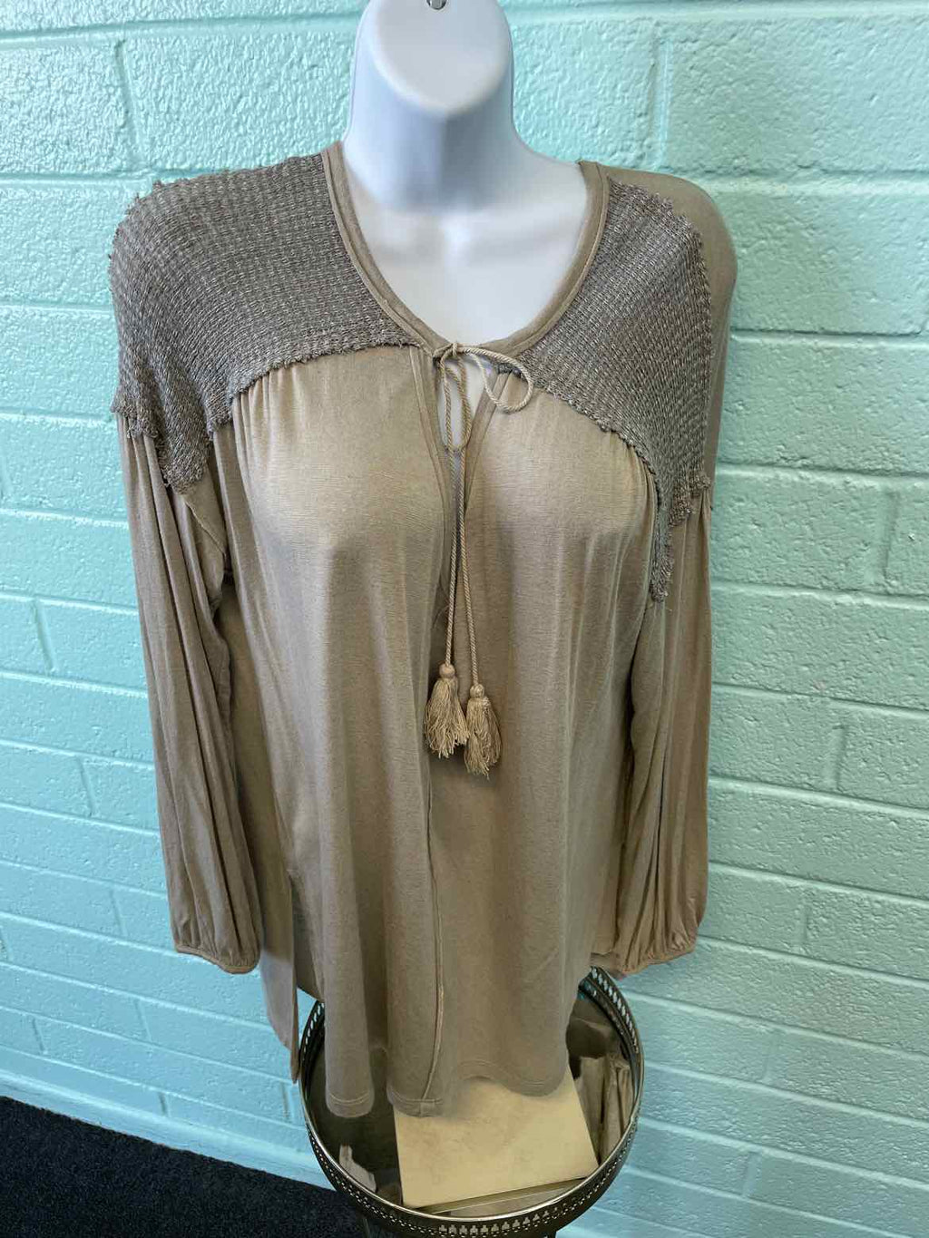 Gimmicks Size M Tan Tunic