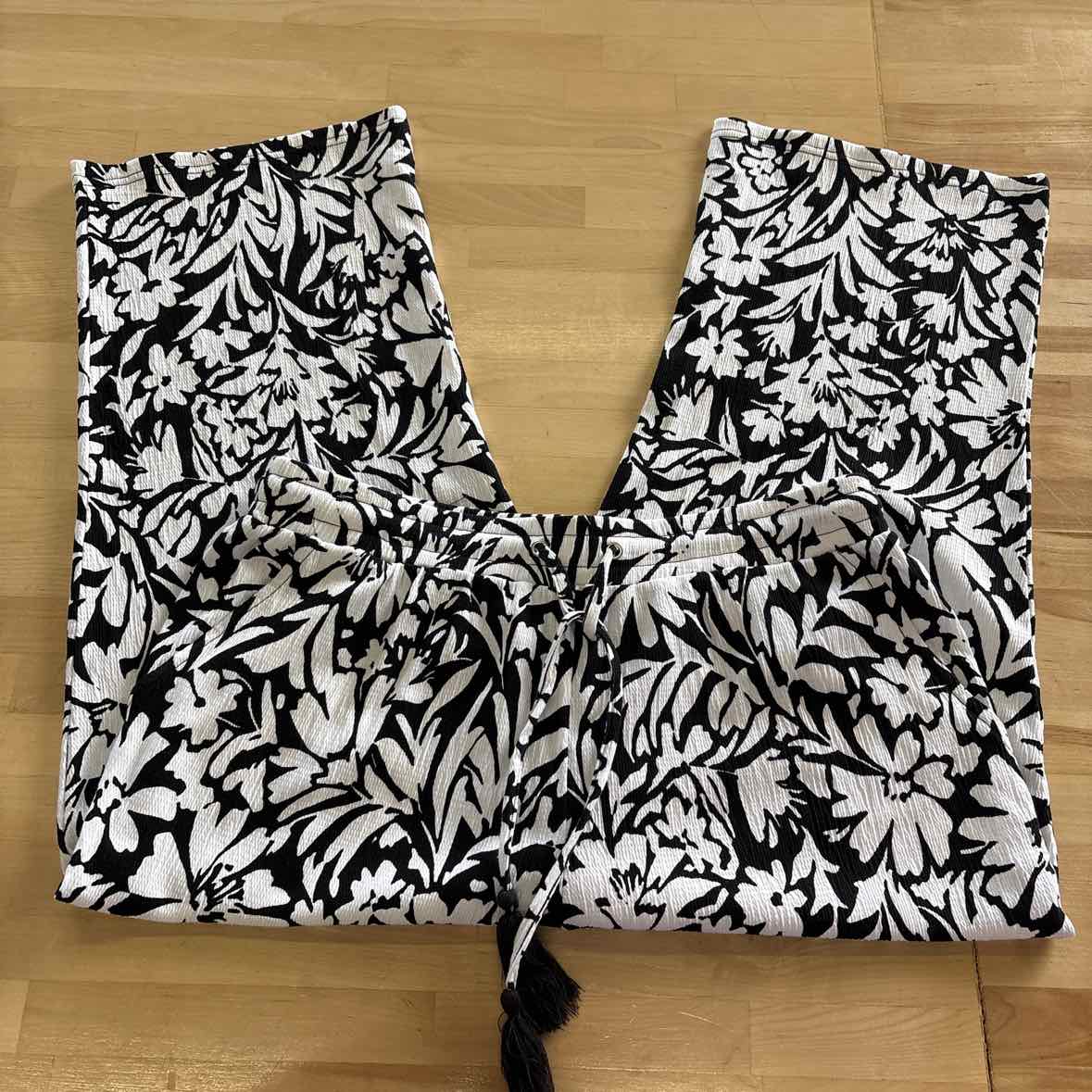 Kim Gravel Size M Black/White Preloved 2 pc sets
