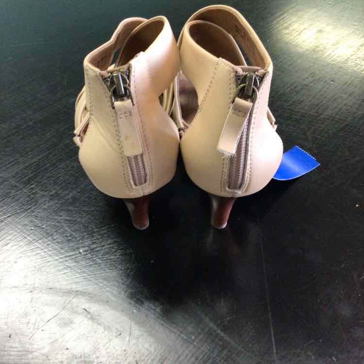 Clarks Shoe Size 9 Nude Leather Heels