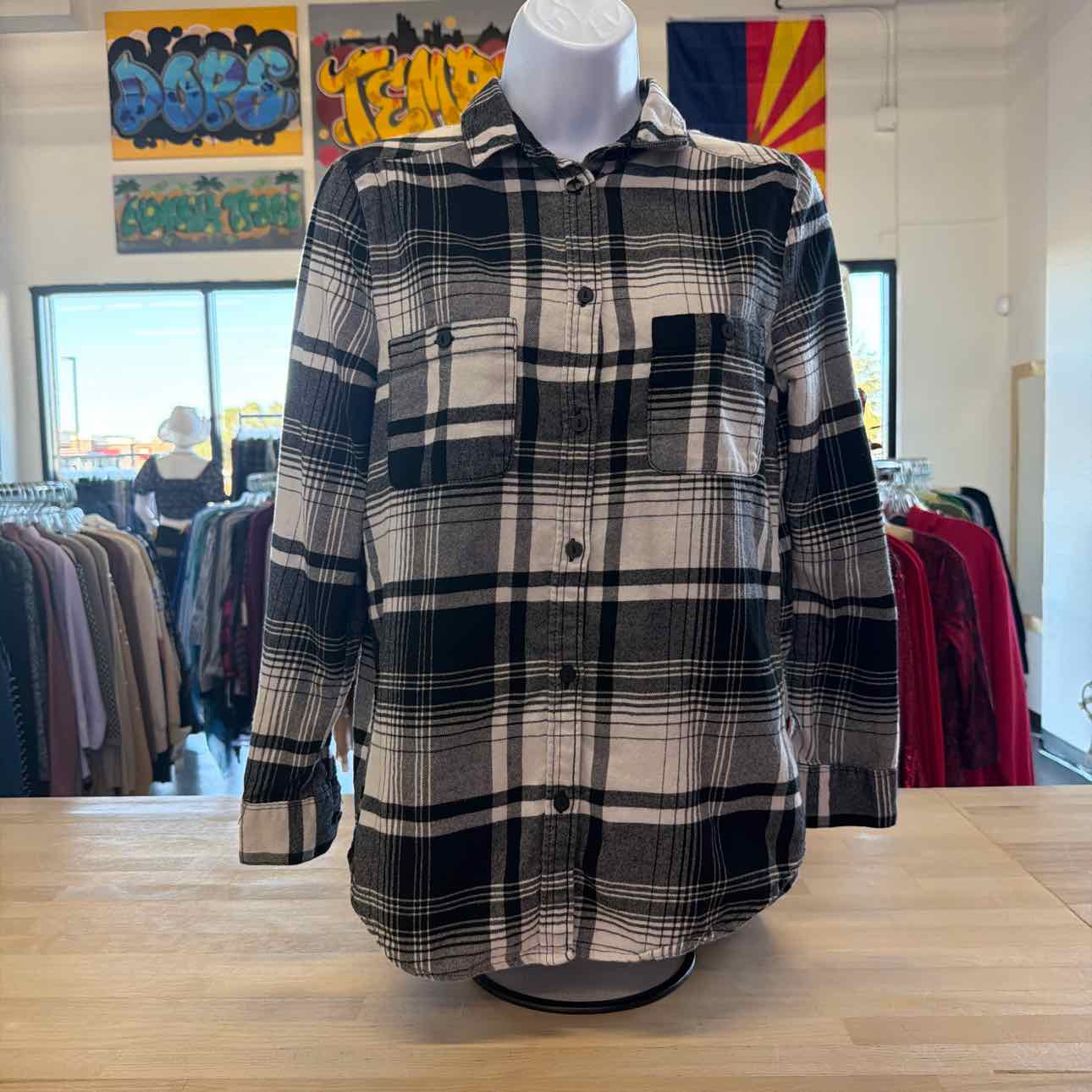 Divided Size 6 Black Preloved flannel