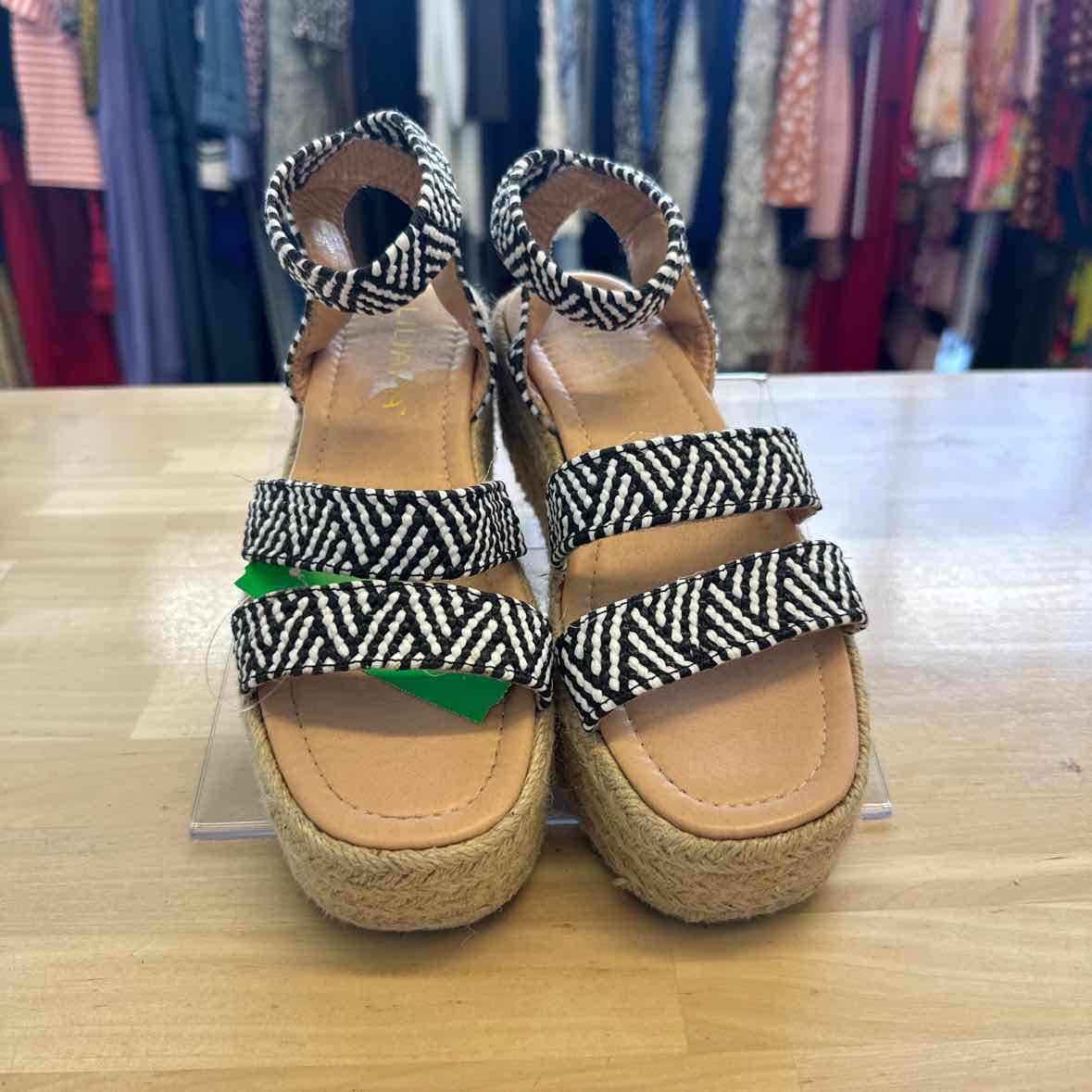 Liliana Shoe Size 5.5 Black/White Wedges