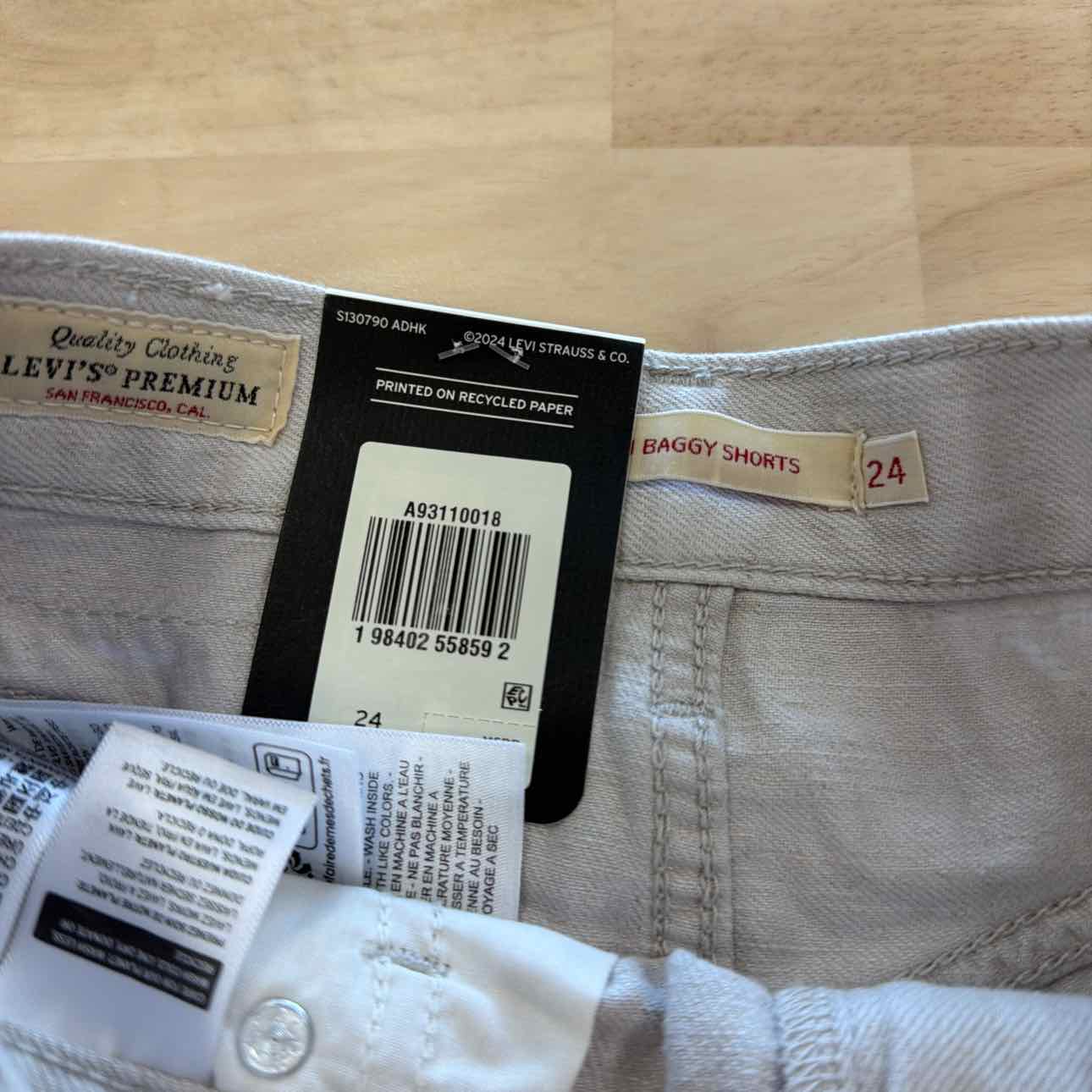 Levi's Women Size 24 Tan New Shorts