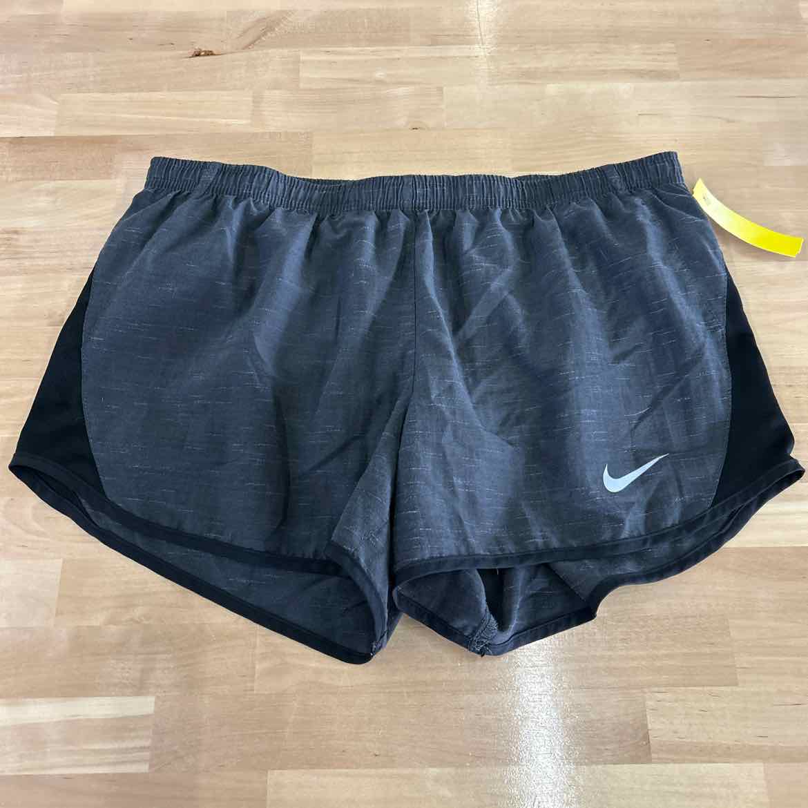 Nike Size M Gray Athletic Shorts