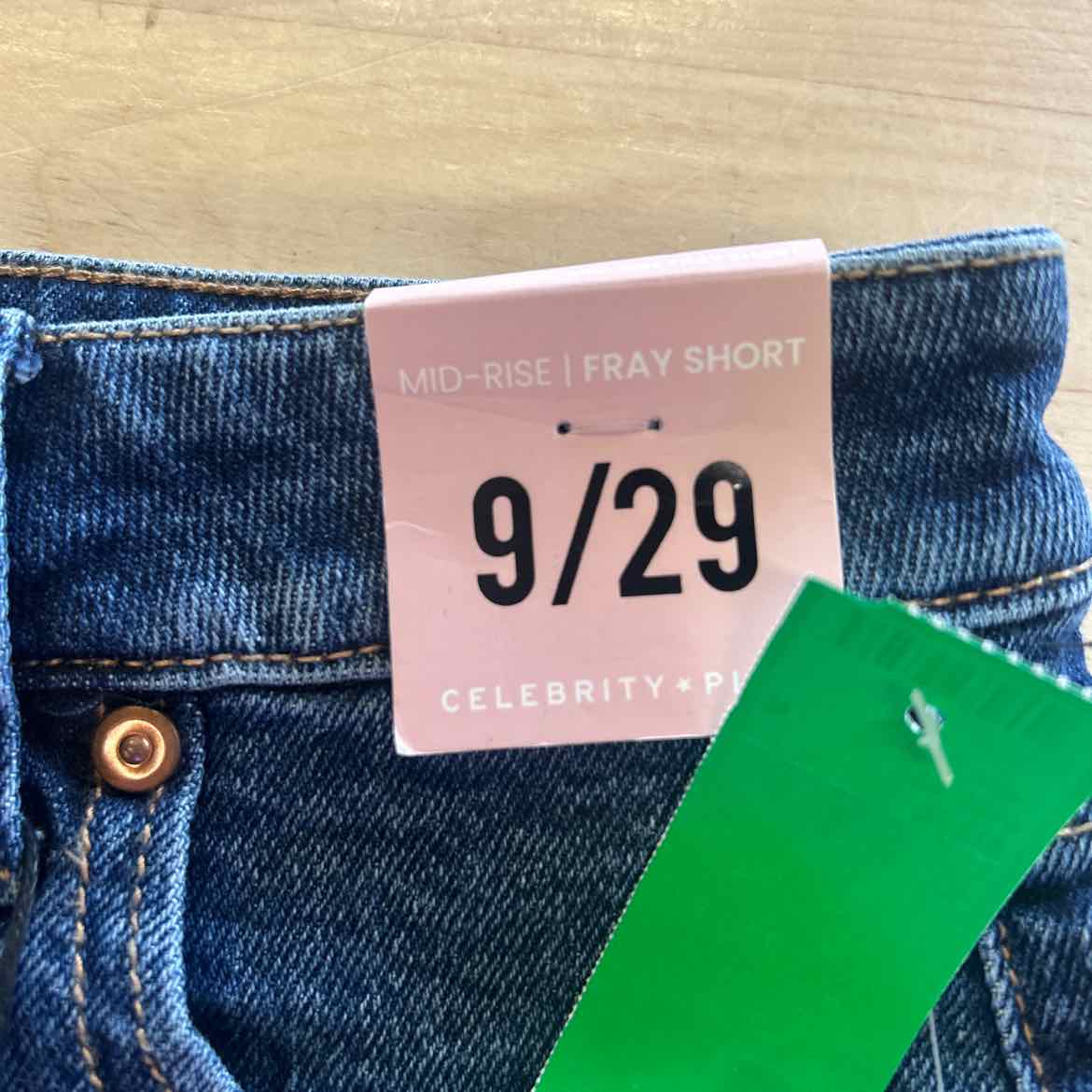 Juniors Celebrity Pink 3in. Mid Rise Fray Roll Cuff Hem Shorts - 9