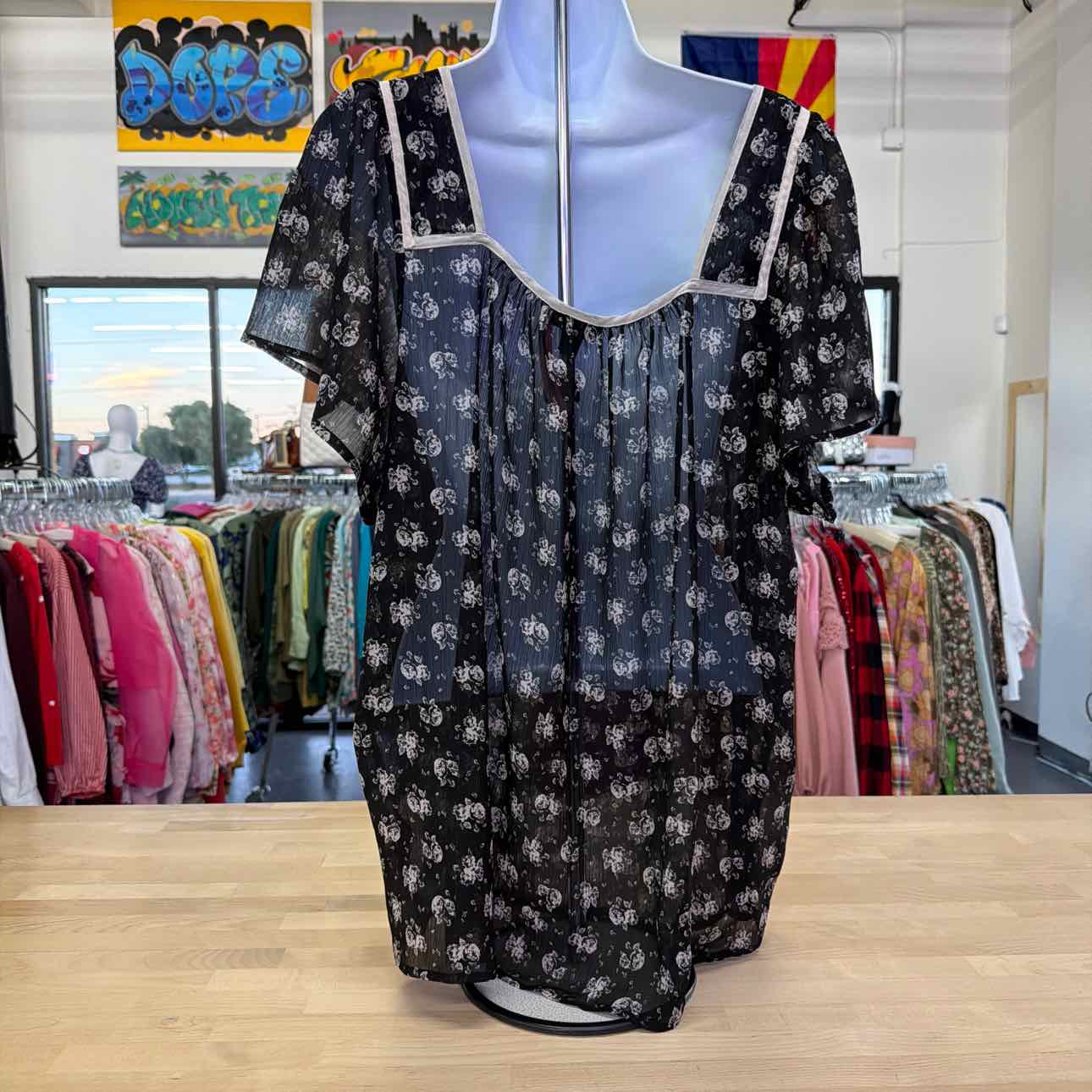 Torrid Size 1 Black & Beige Used Short Sleeve Blouse