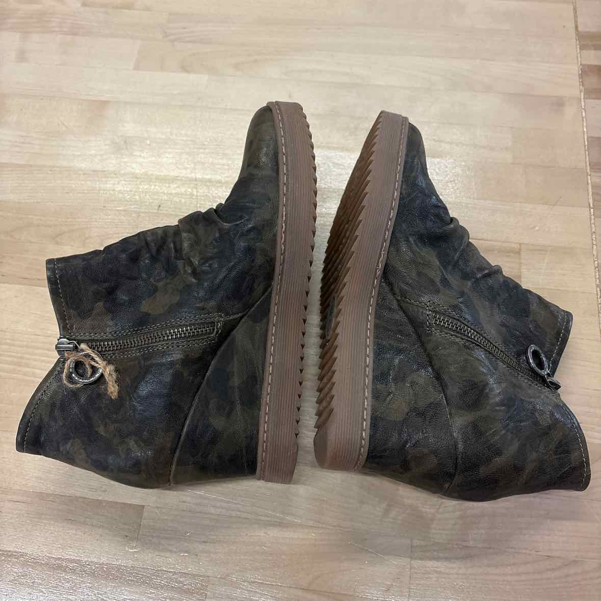 Sofft Size 10 Camo Boots