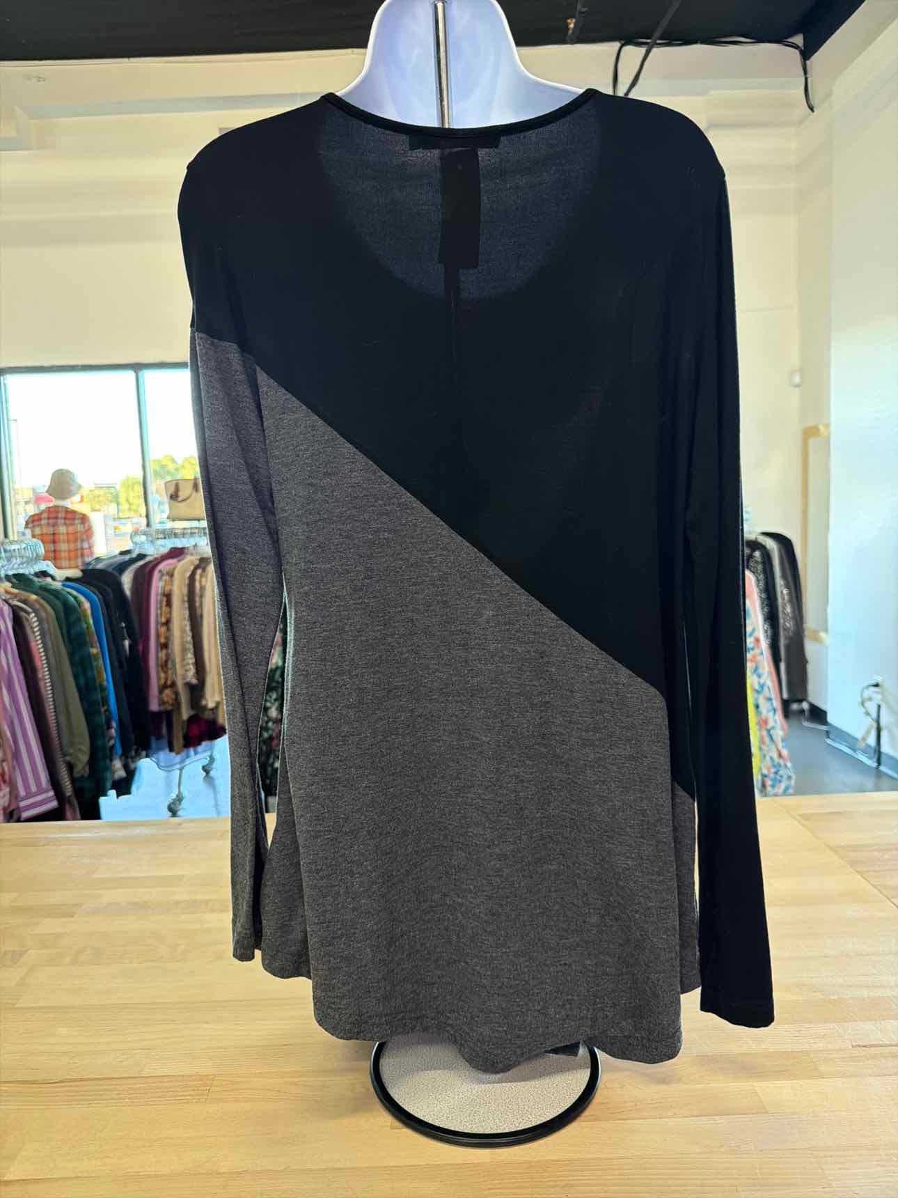 DJT Size M Black Gray Long Sleeve