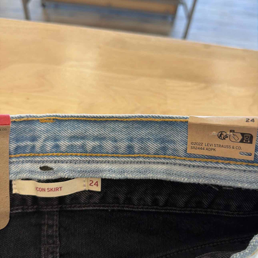 Levi's Size 24 Black New Skirt