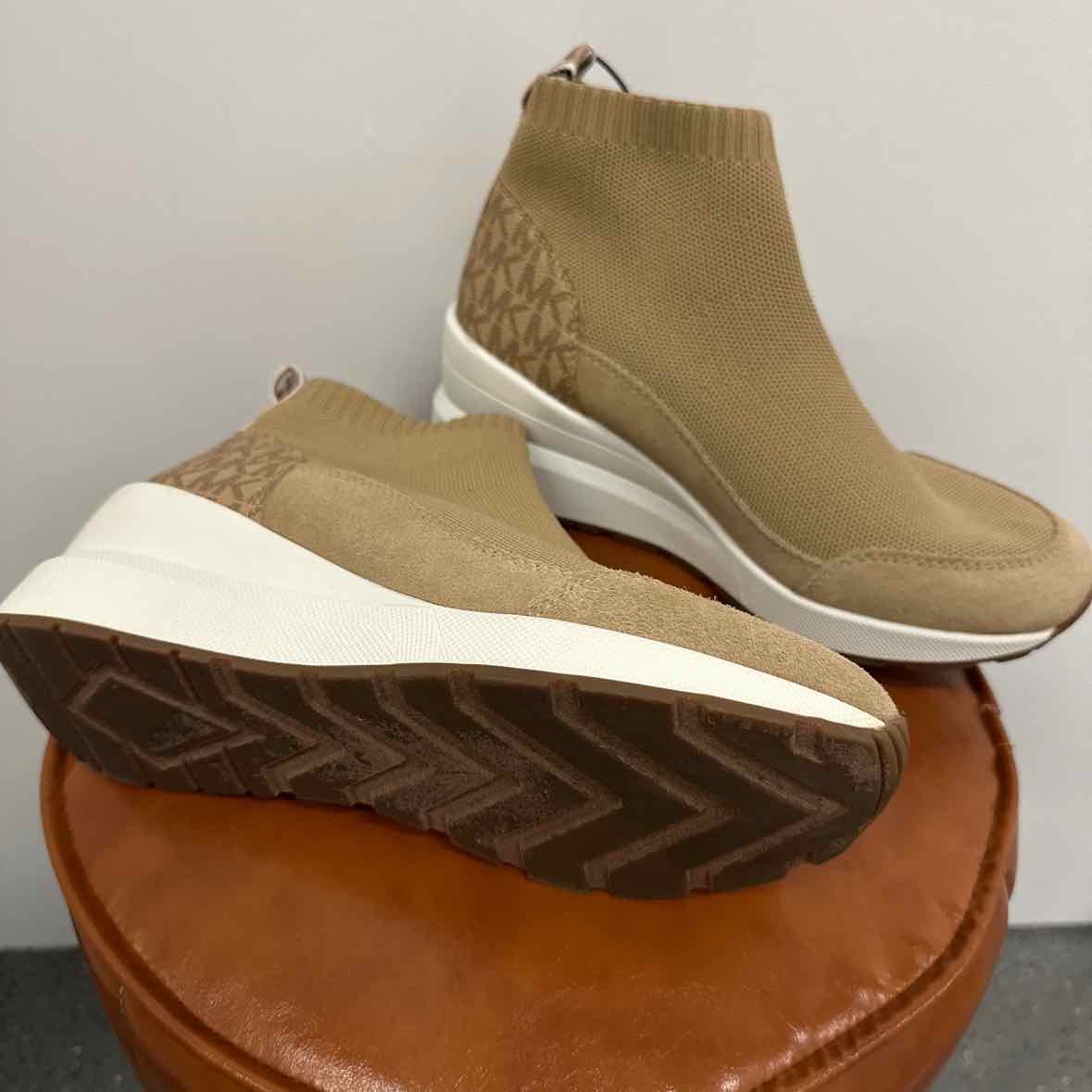 Michael Kors Shoe Size 6.5 Tan Bootie