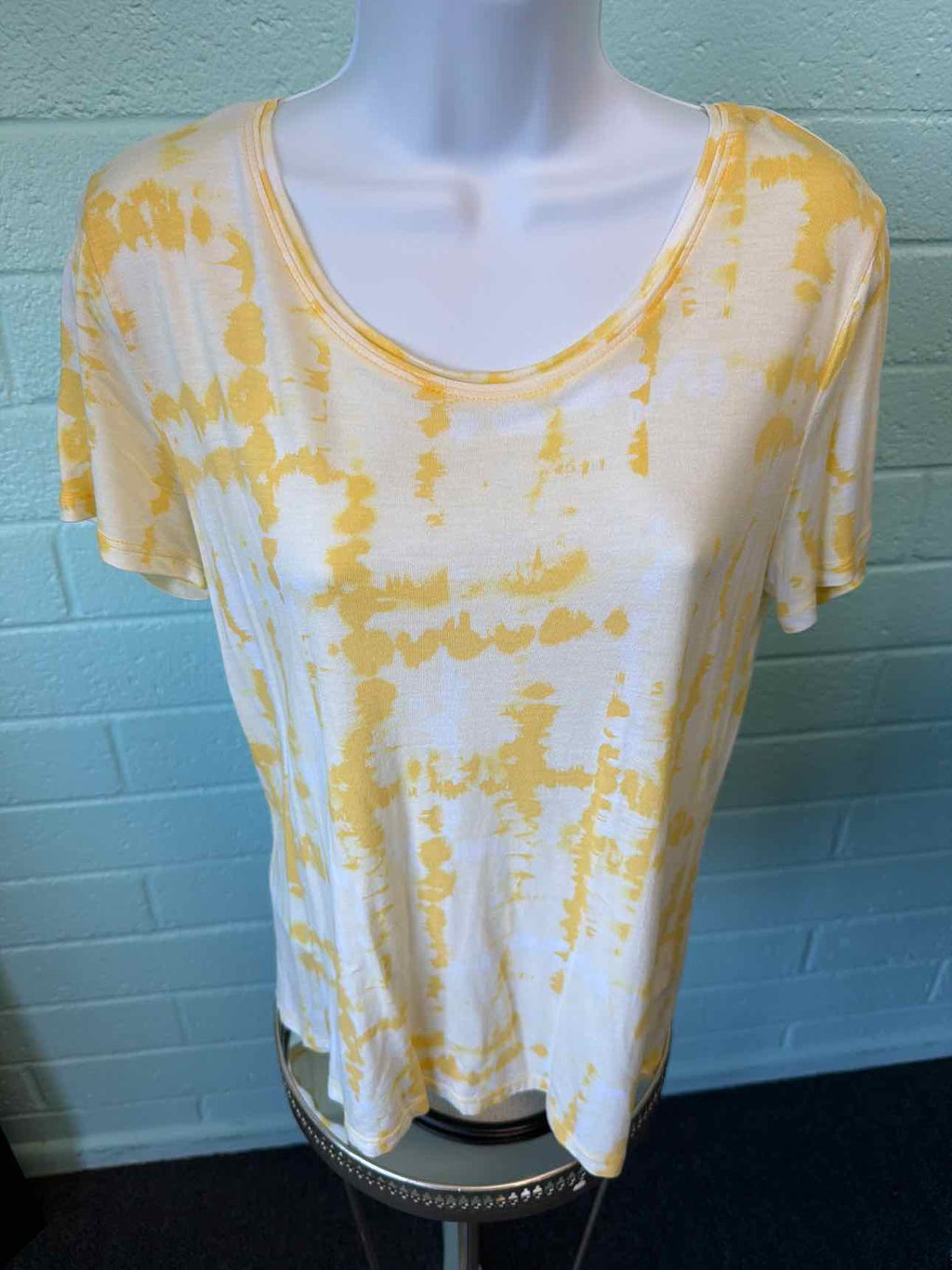 Vera Wang Size M Yellow Print T-shirt
