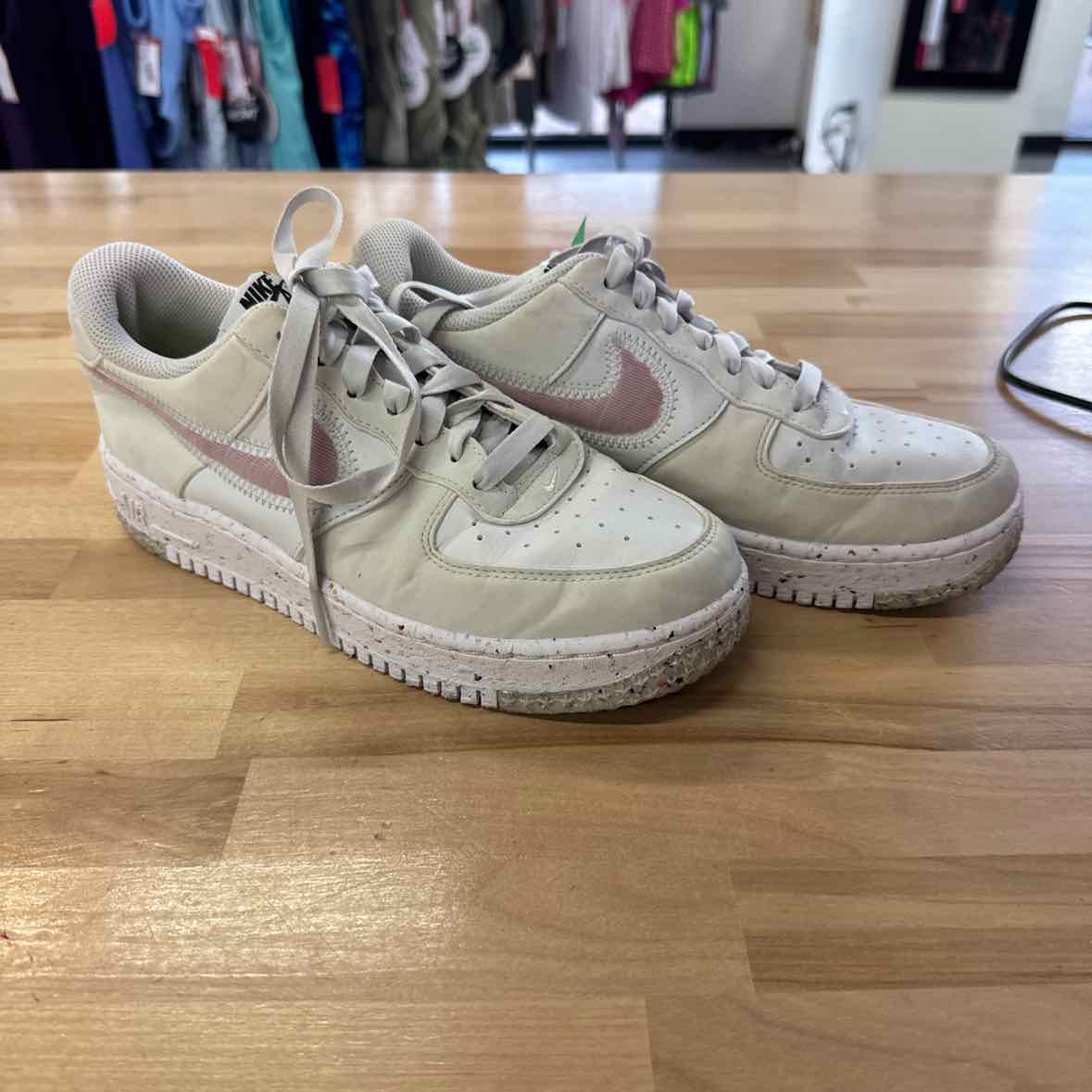 Nike Size 7 White Preloved Sneakers