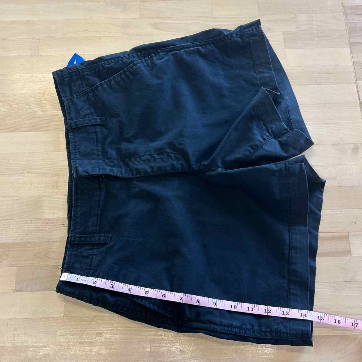 Gap Women Size 6 Black Preloved Shorts
