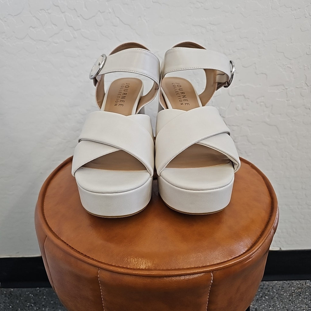 Journee Collection Shoe Size 9 White Heels