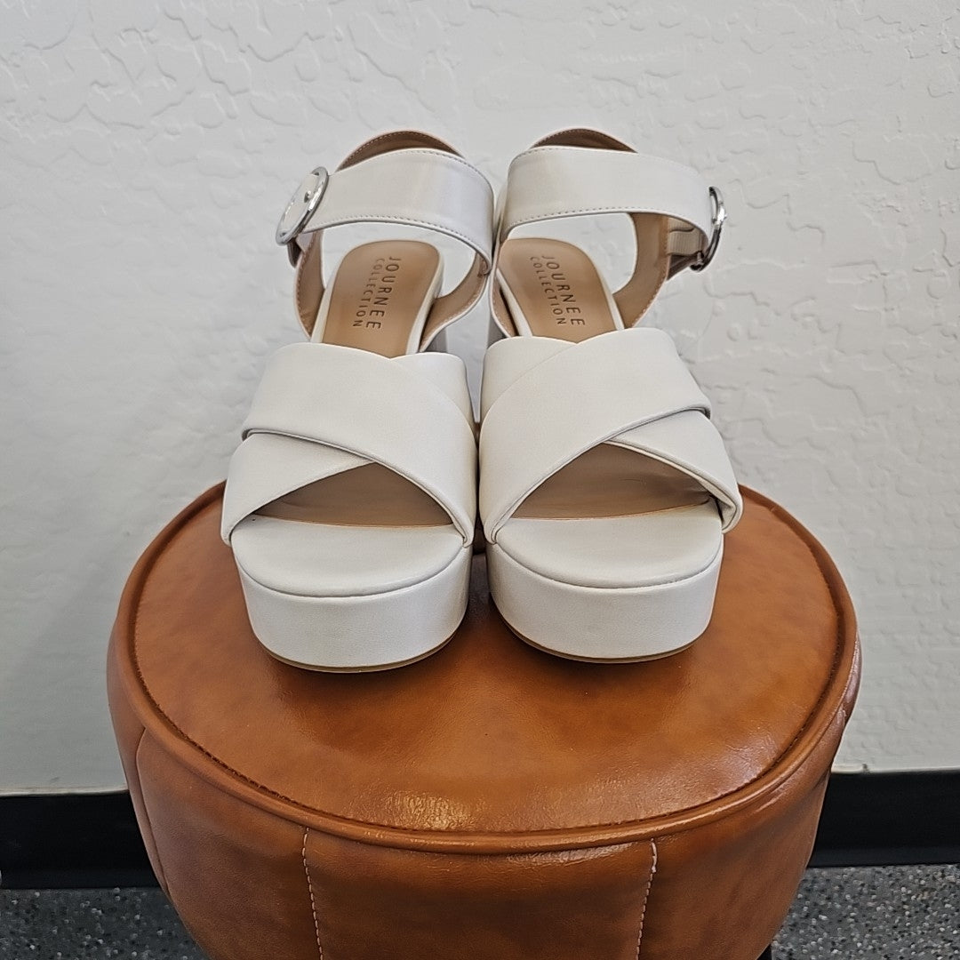 Journee Collection Shoe Size 9 White Heels