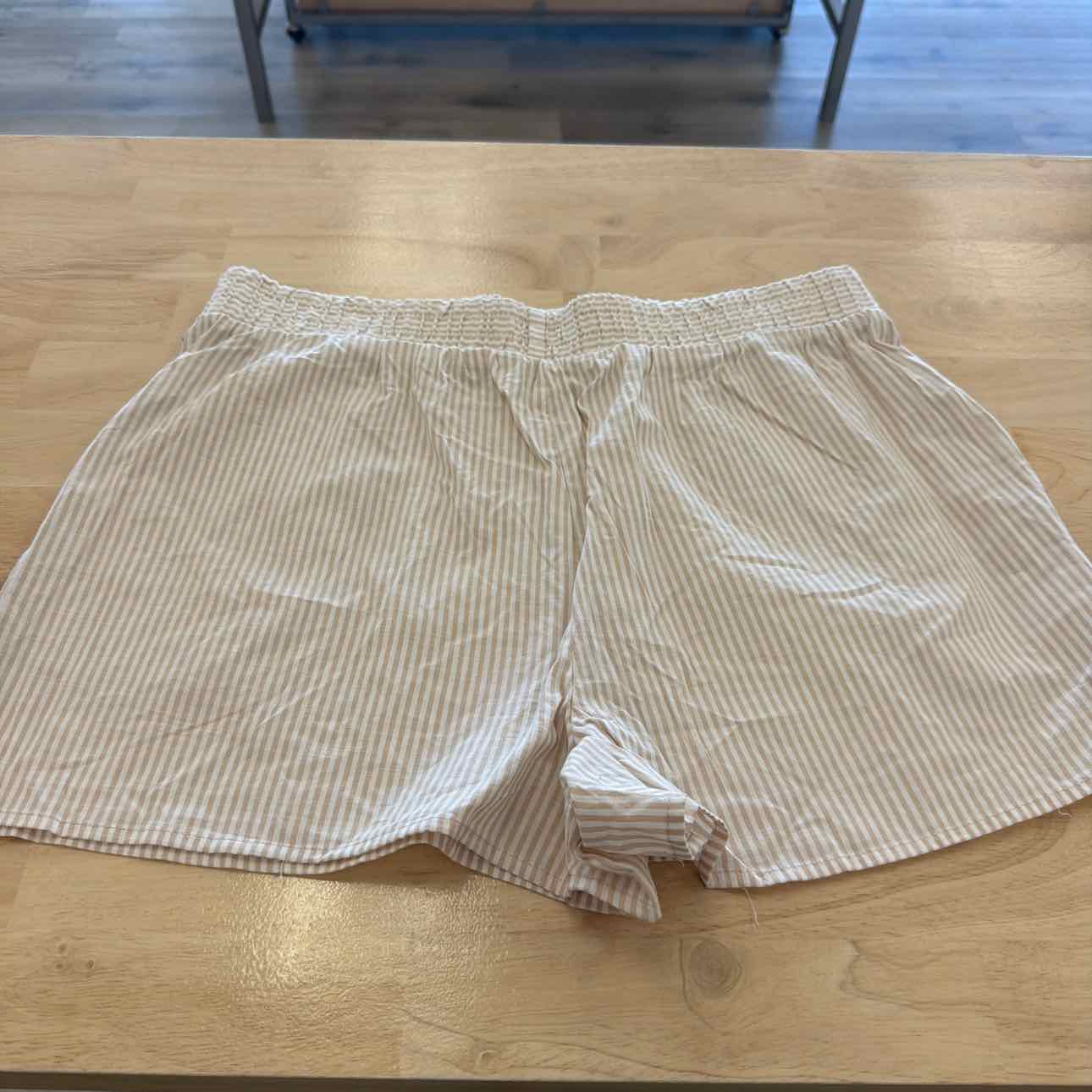 hippie rose Women Size XL Tan New Shorts