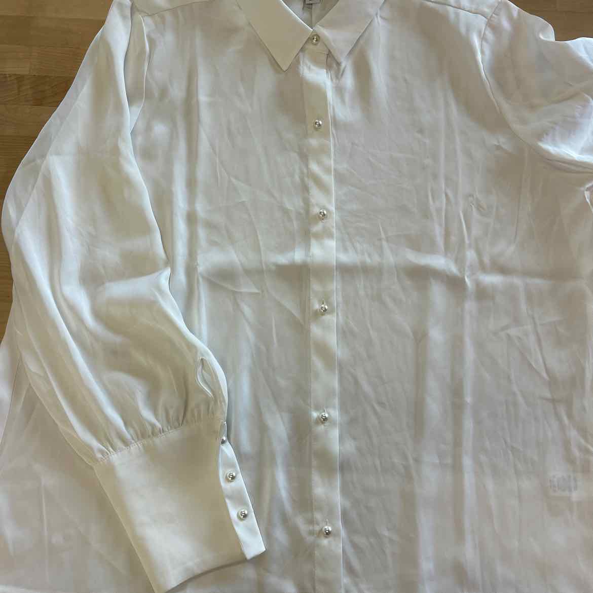 CeCe Women's Luxe Satin Imitation Pearl Button Down Blouse