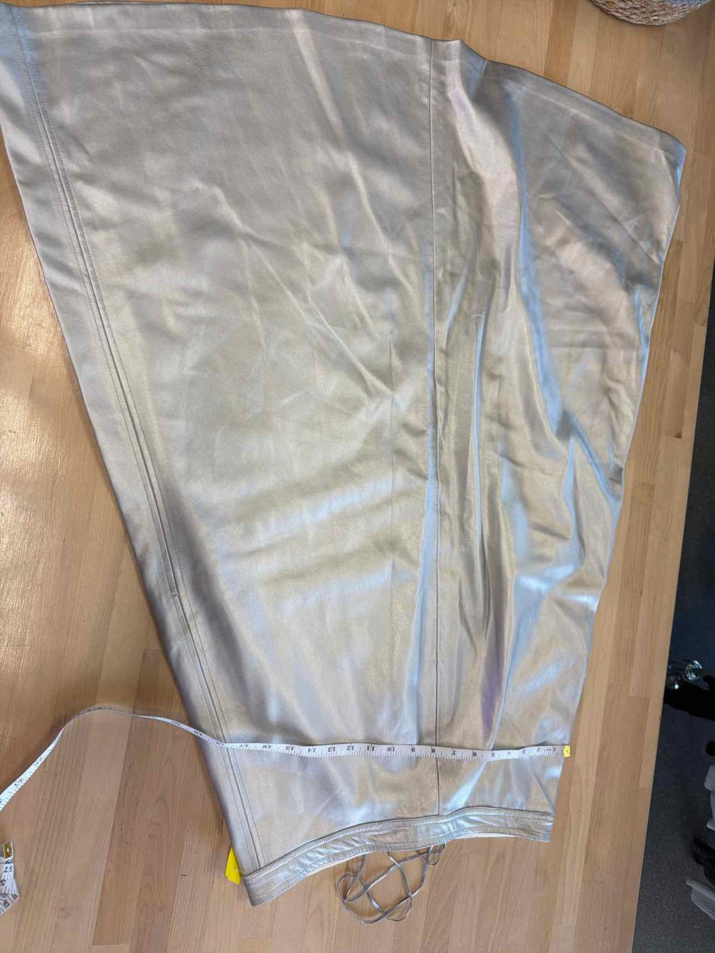 Vince Camuto Size M Silver Skirt