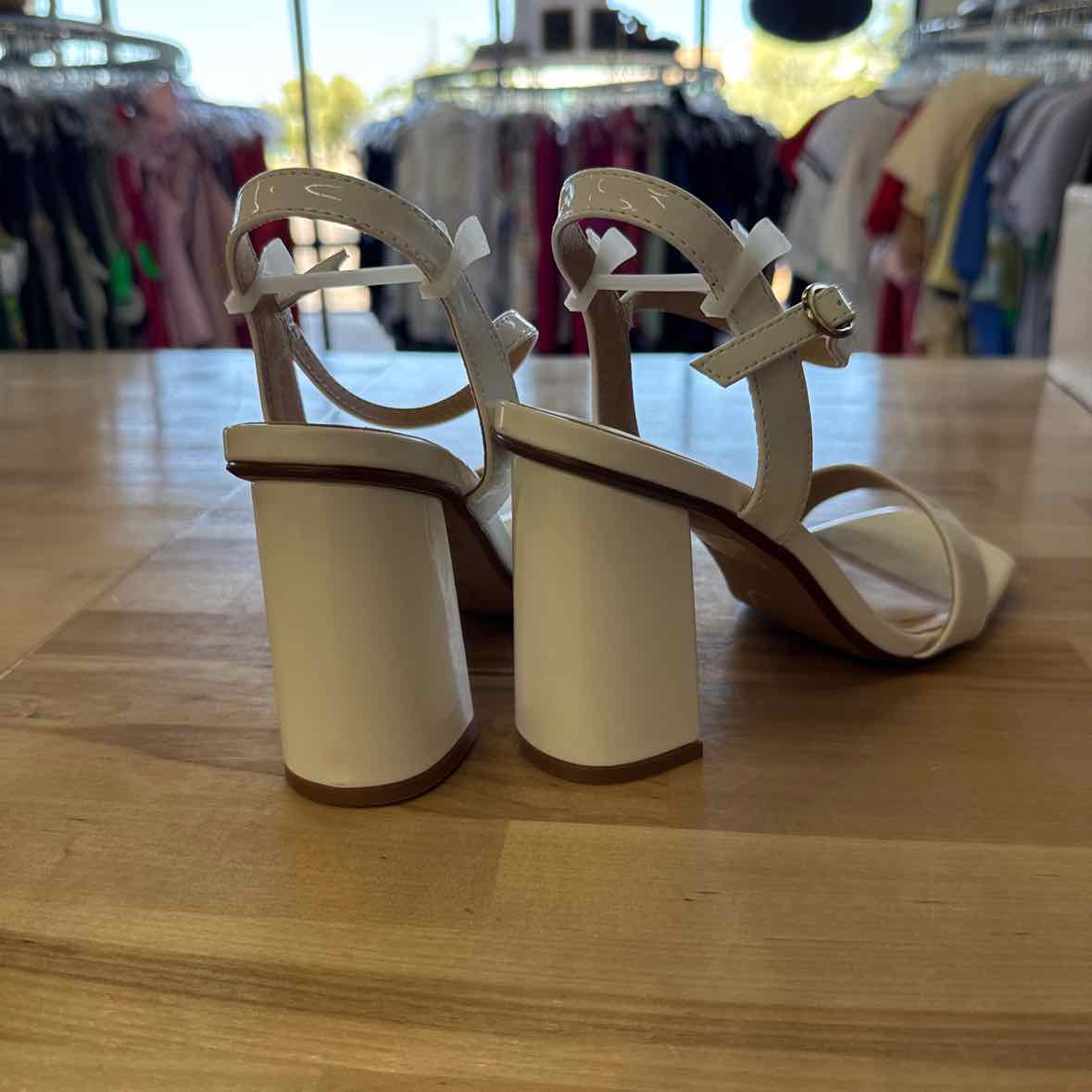 Journee Shoe Size 8 White Heels