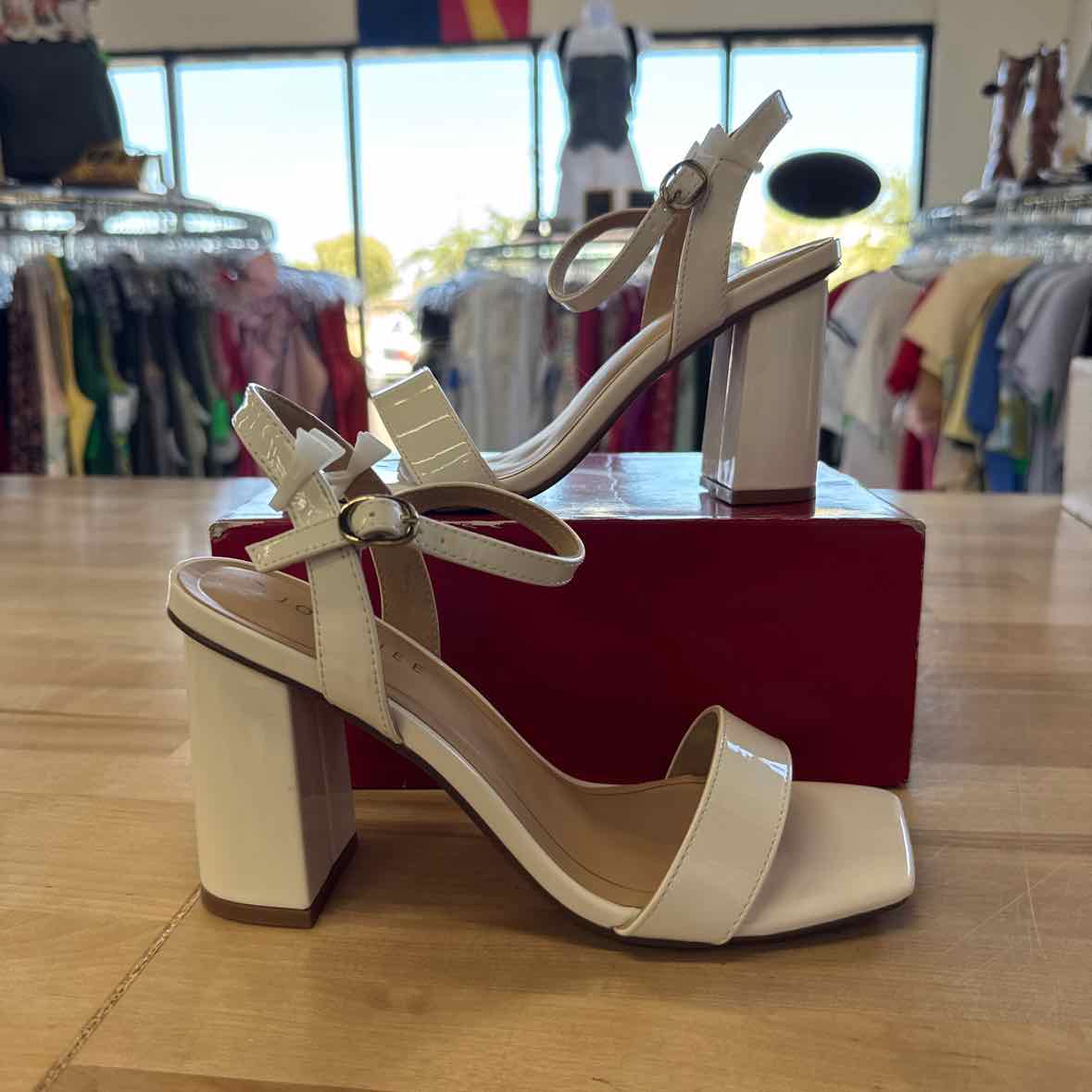 Journee Shoe Size 8 White Heels