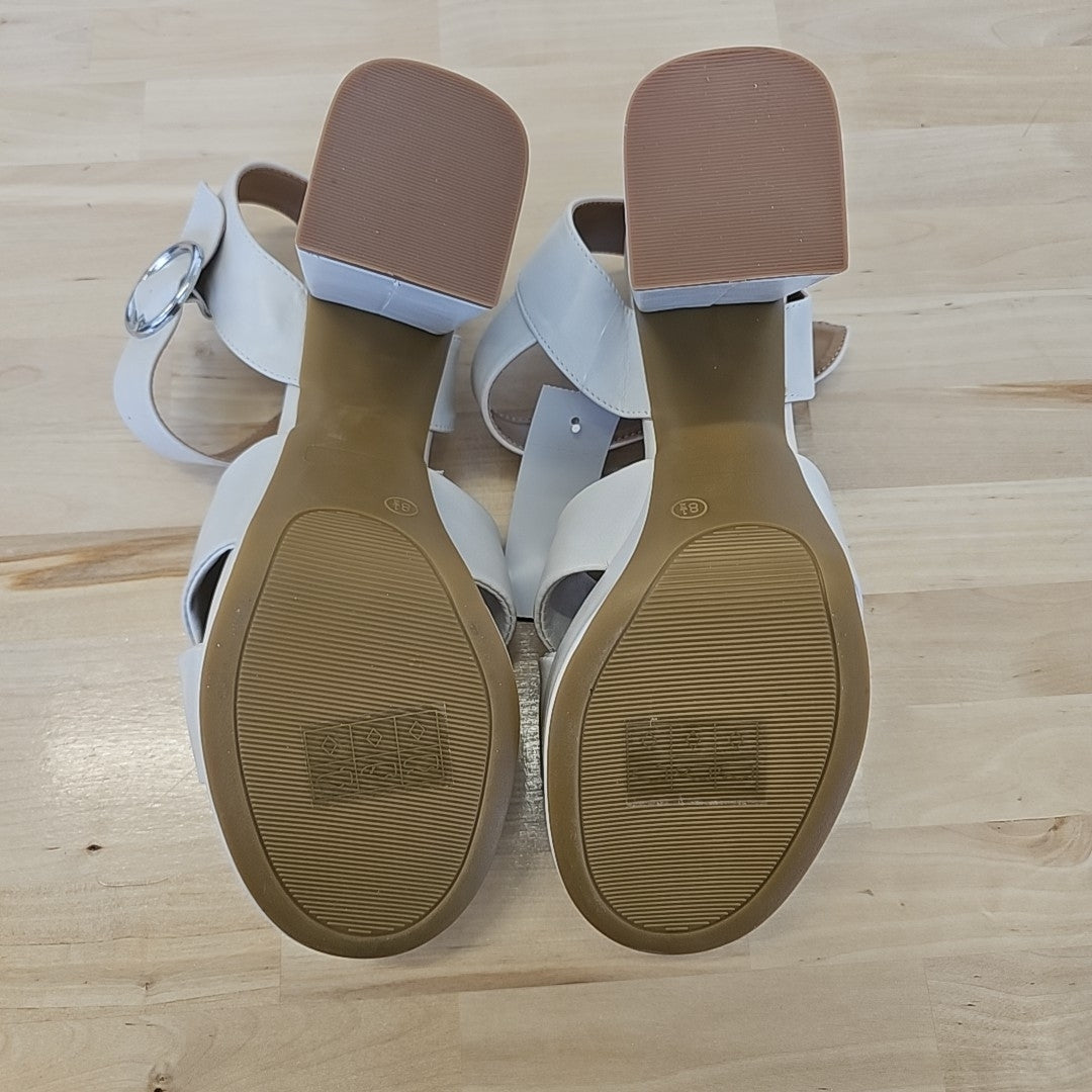 Journee Collection Shoe Size 8.5 White Heels