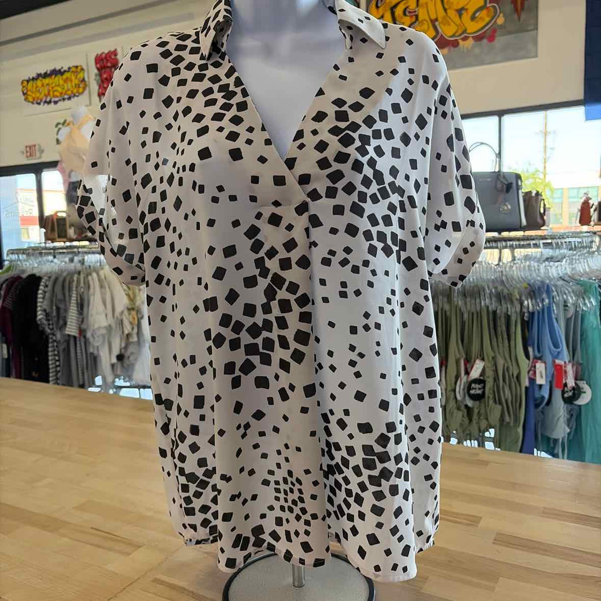 Cabi Size XS White & Black Preloved Blouse SS
