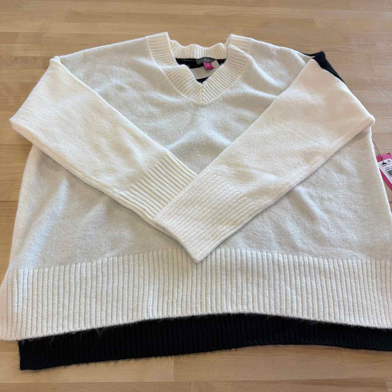 Vince Camuto Size XS White New Sweater