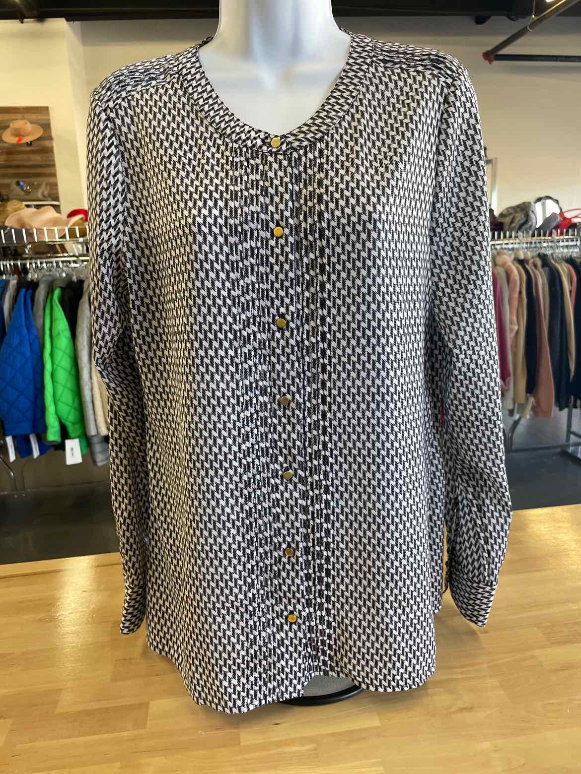 Ann Taylor Size 6 BLACK & WHITE Button Down Shirt