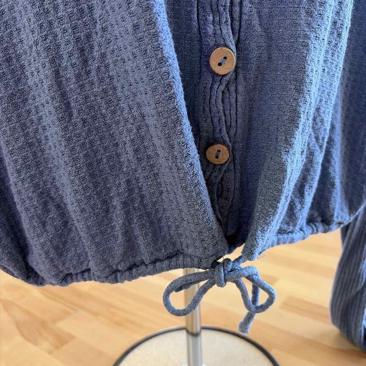 Mia & Tess Size L Blue Preloved Cardigan