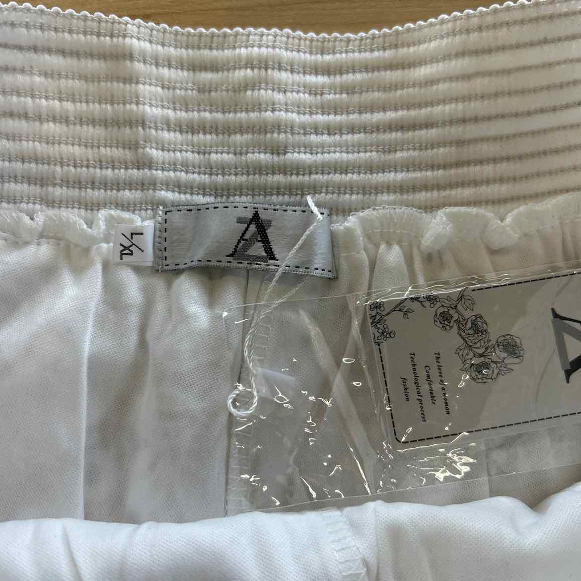 AZ Size L/XL White Shorts
