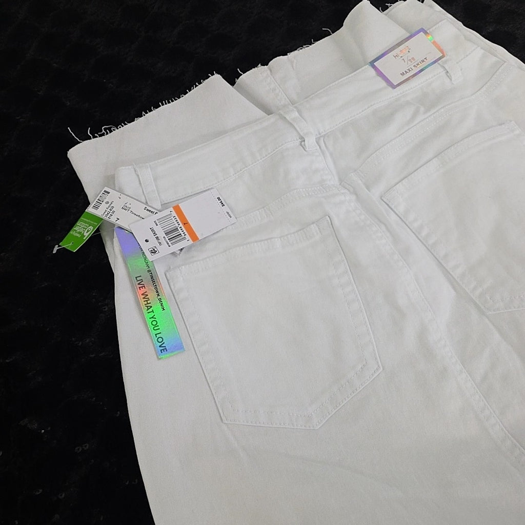 TINSELTOWN Size 7 White Skirt