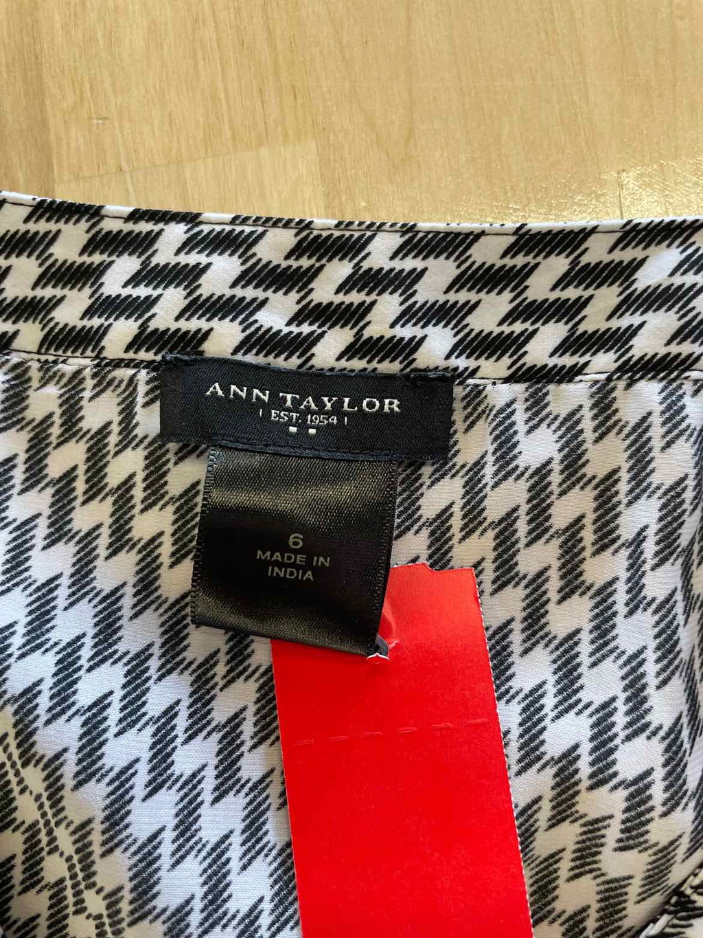Ann Taylor Size 6 BLACK & WHITE Button Down Shirt