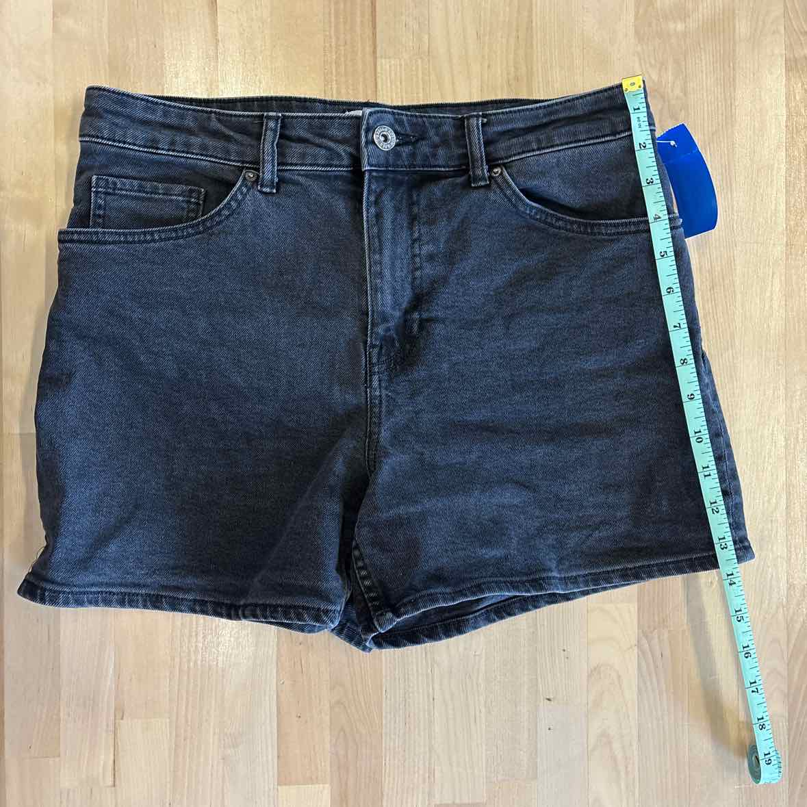 H&M Size 8 Black Shorts