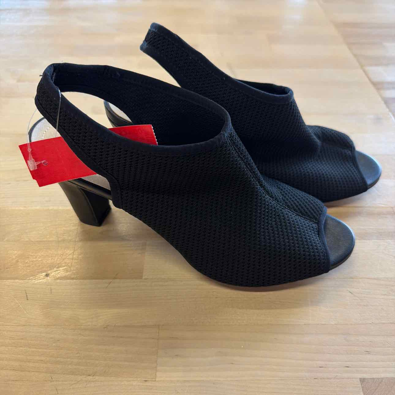Lifestride Size 9.5 Black Preloved Sandals