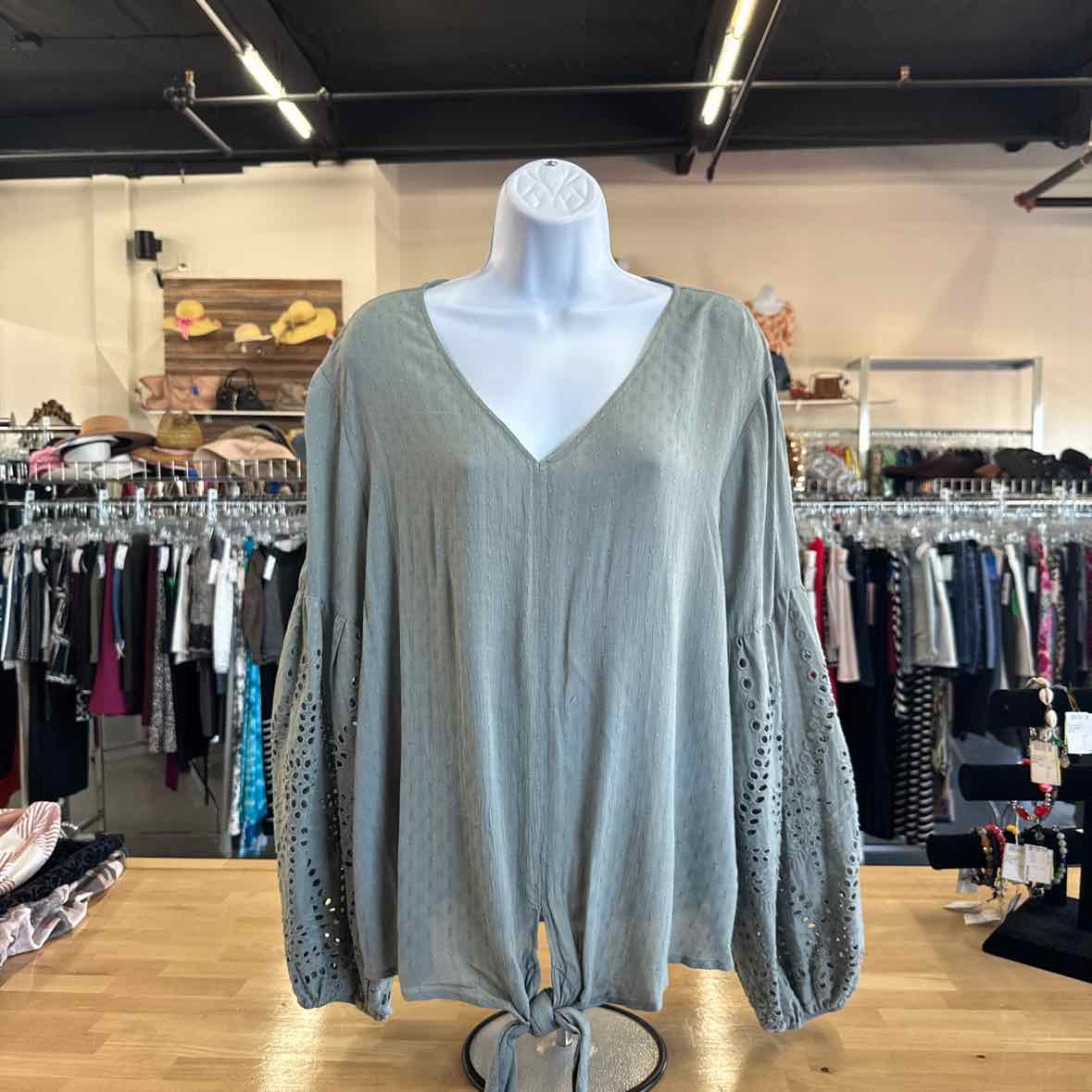 Est 1946 Size M Blue Long Sleeve