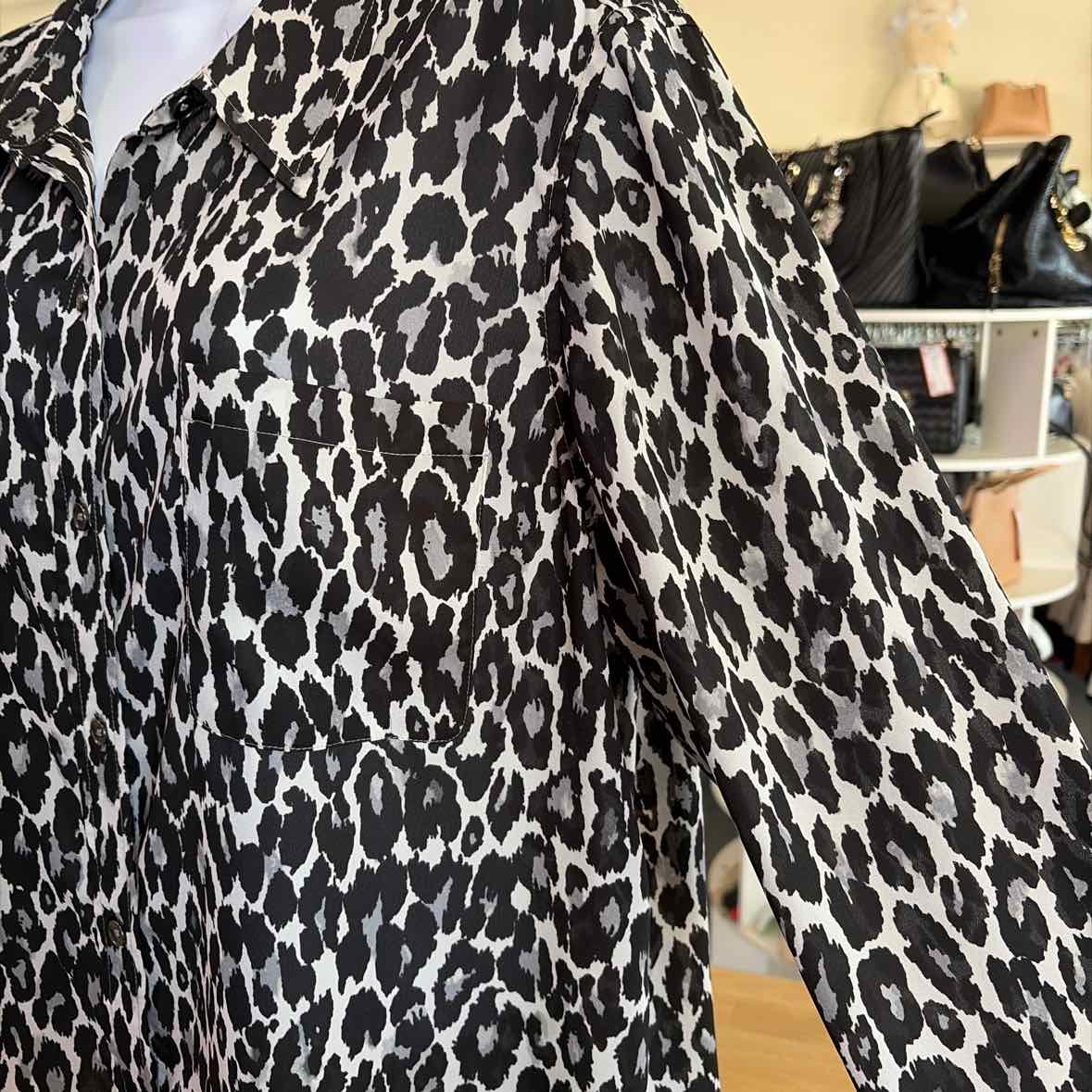 Jones New York Size XL Black & White Preloved Button Down LS