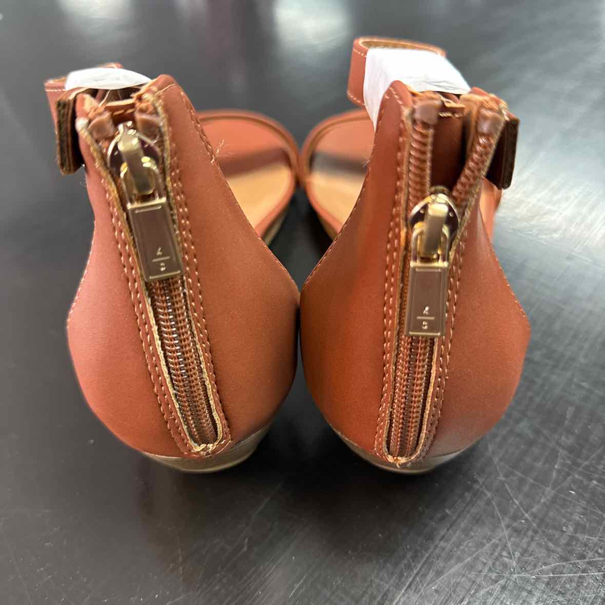 Kenneth Cole Reaction Shoe Size 10 Great Viber Sandals - Tan