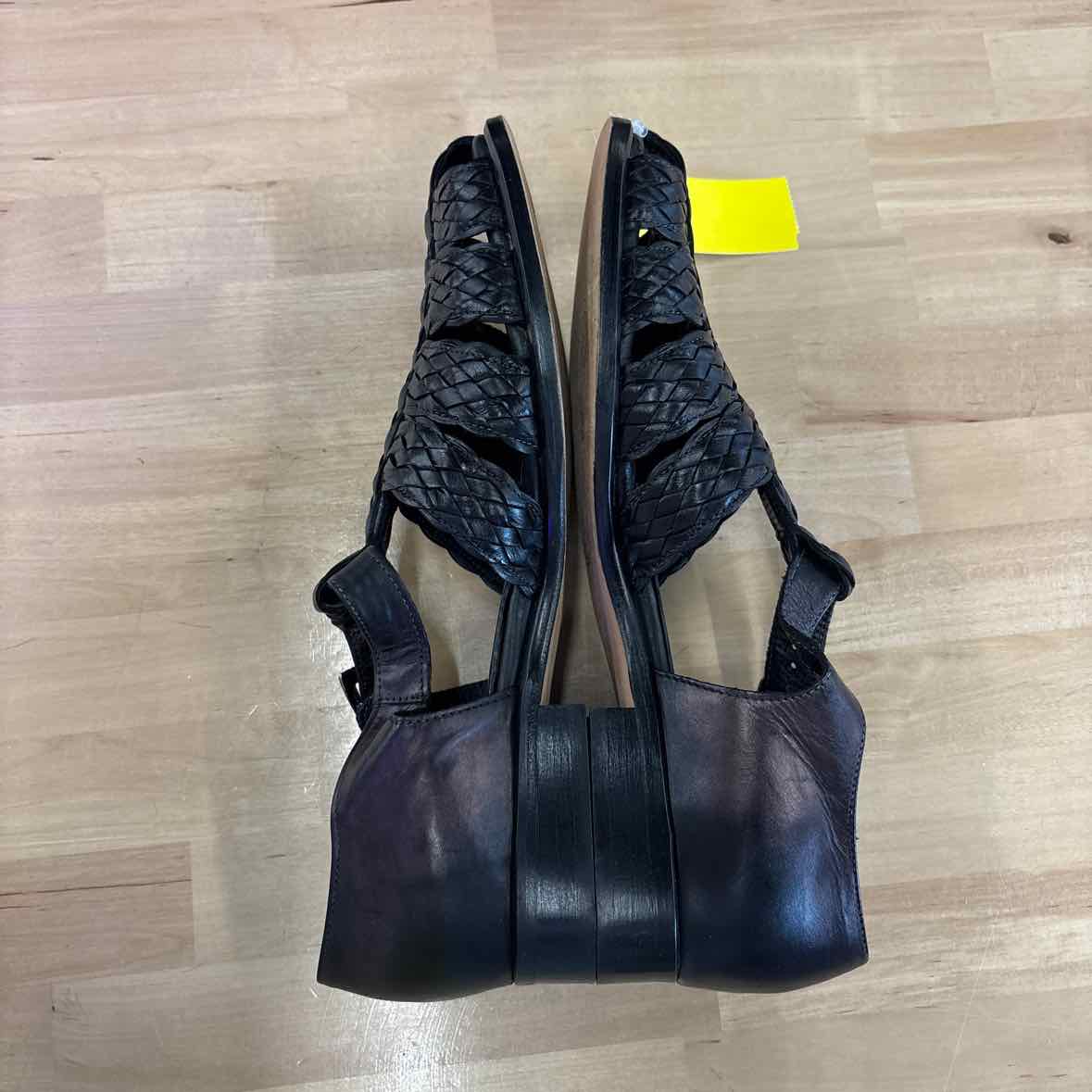 Nickels Size 9 Black Leather Sandals